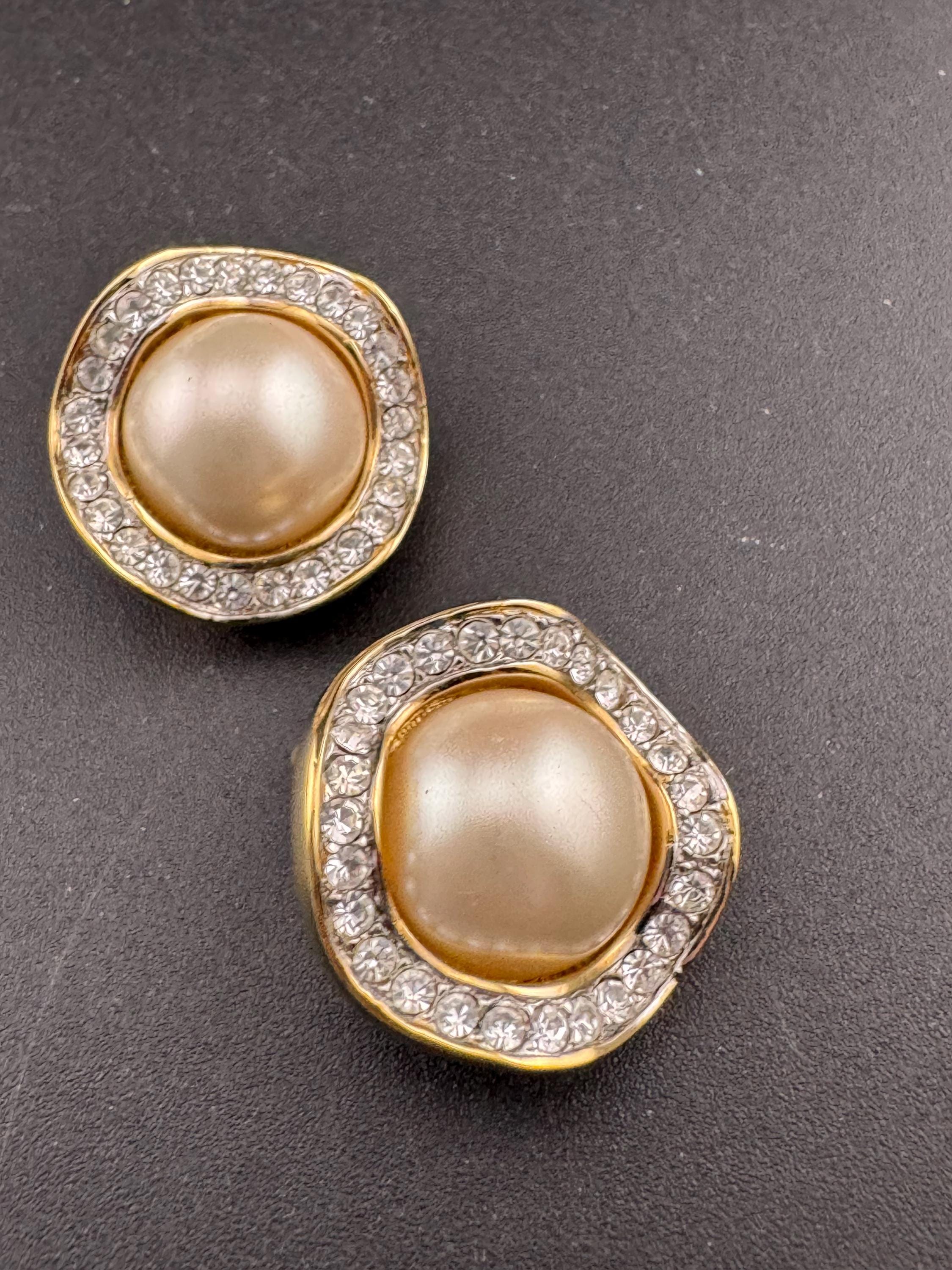 Vintage gold tone round domed faux pearl clip on Stud button earrings diamanté