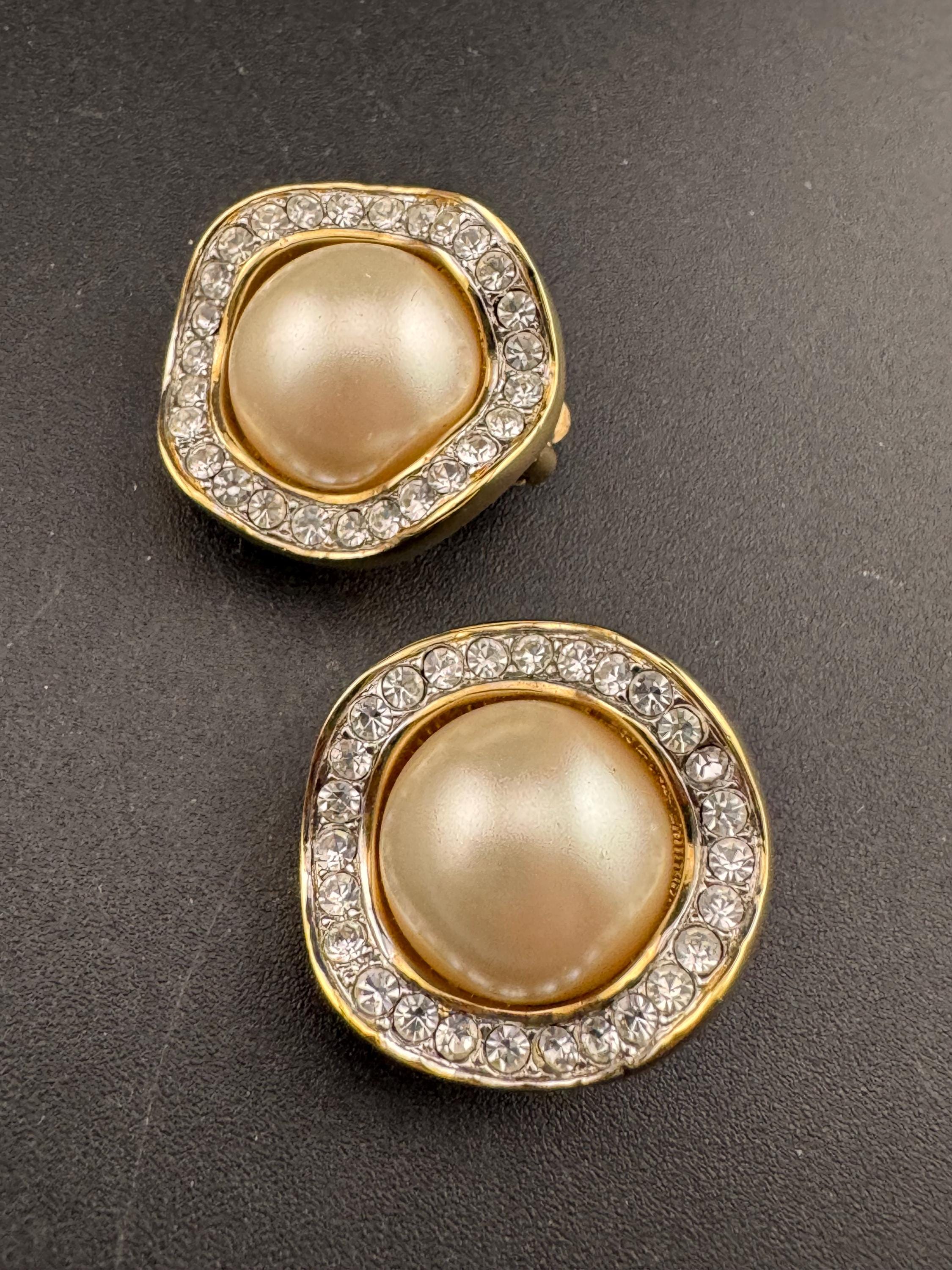 Vintage gold tone round domed faux pearl clip on Stud button earrings diamanté