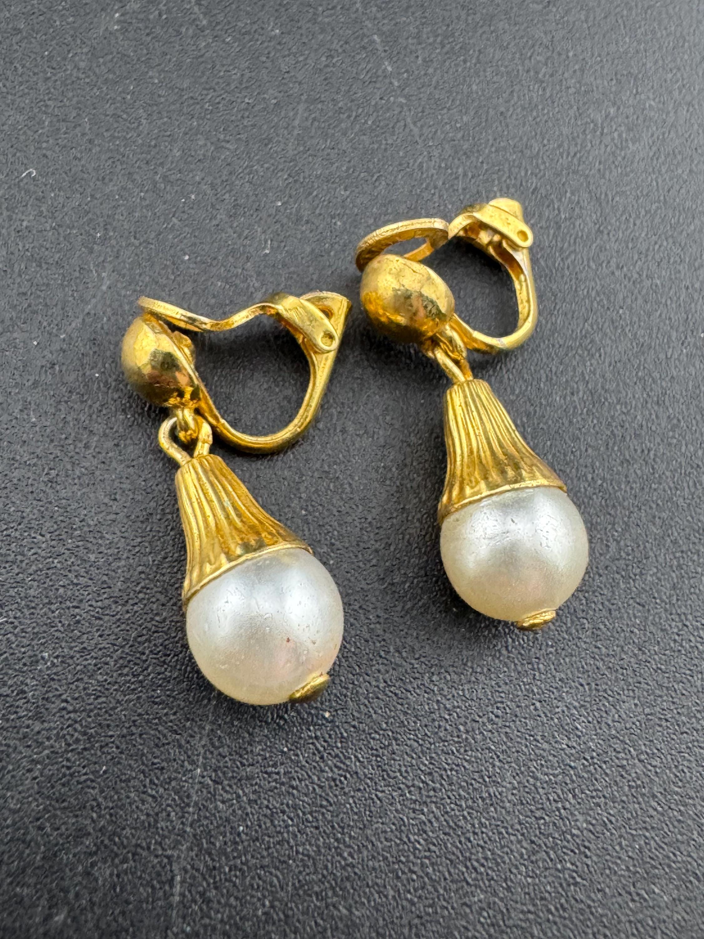 vintage gold tone cream faux pearl round ball drop earrings Clip on 2cm