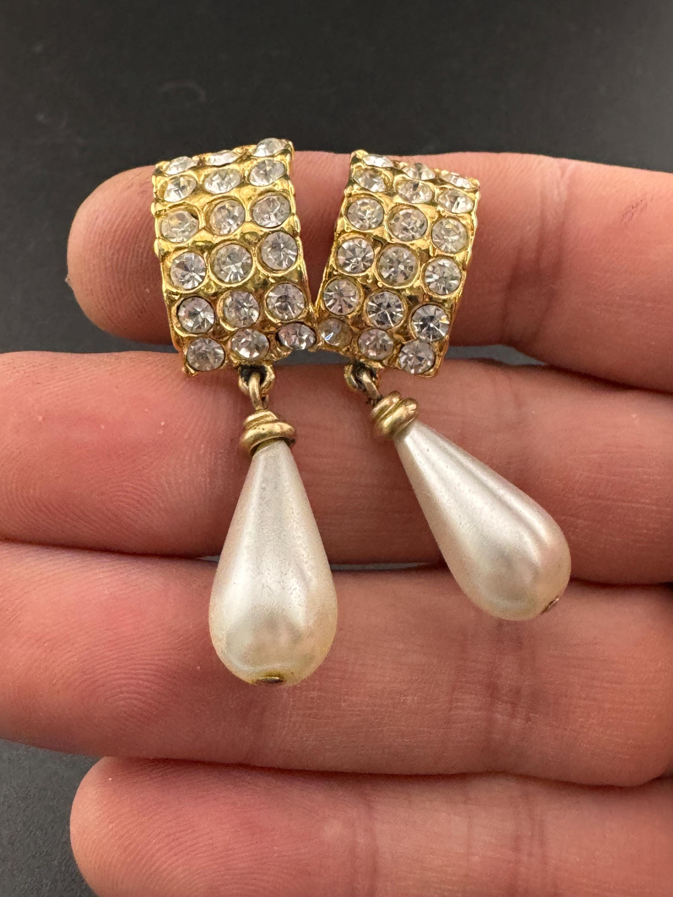 Vintage gold tone classic cream pearl teardrop dangly dropper earrings set with clear rhinestones