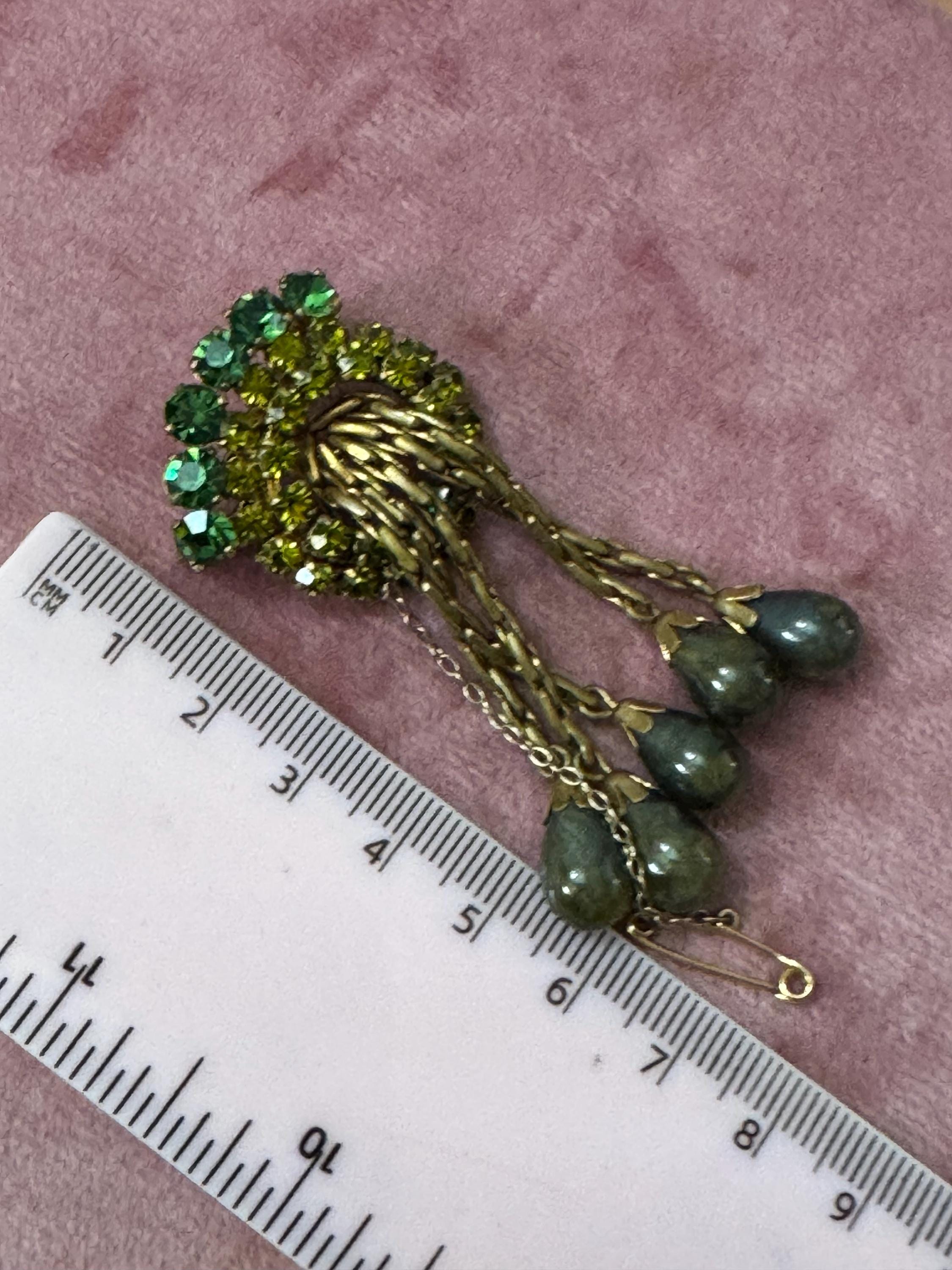 Vintage Gold Tone Green Gemstone Brooch: Rhinestone Dangly Drop, 1950s Style