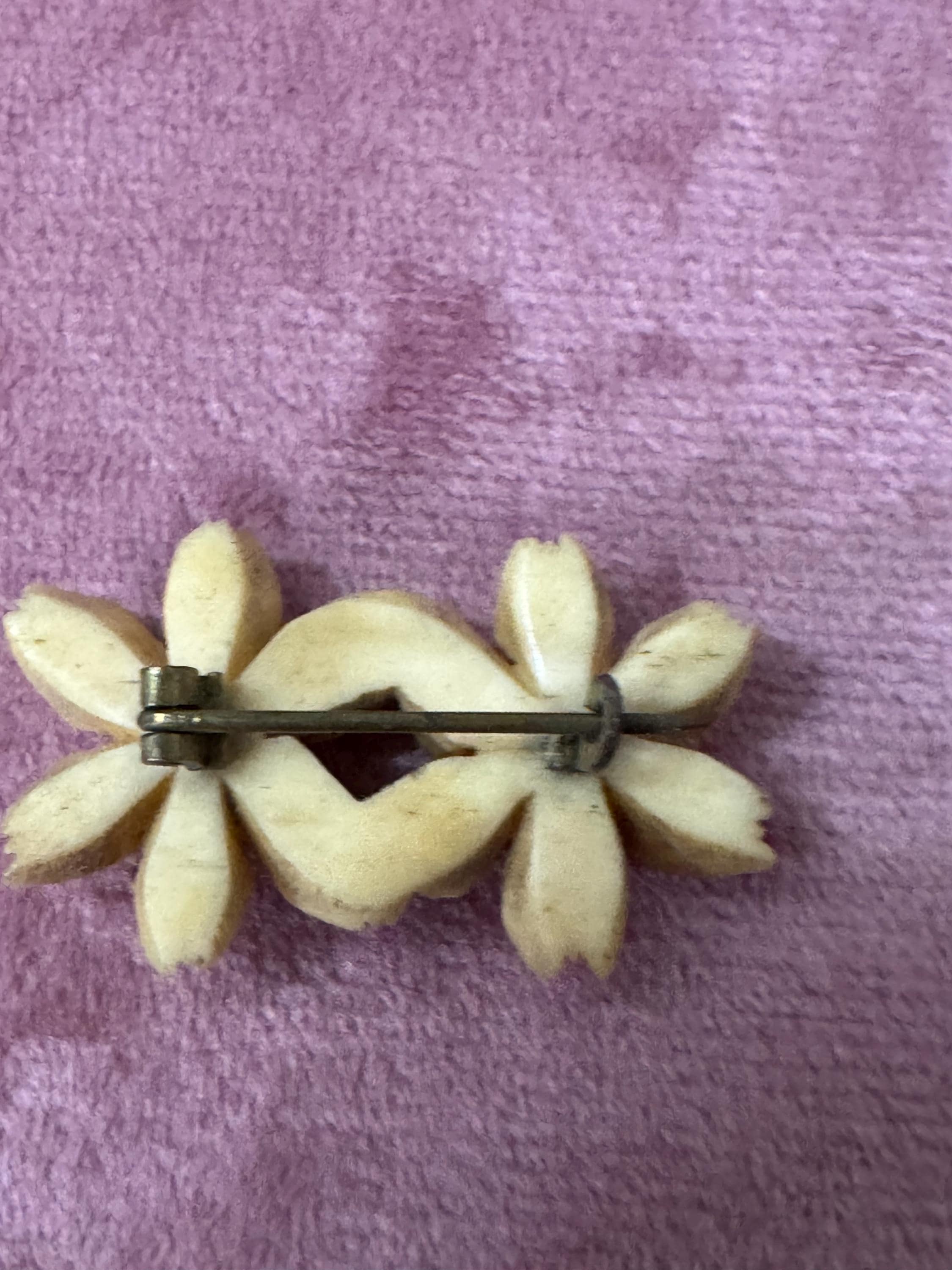 Early Plastic Bakelite Art Deco cream floral daffodil brooch