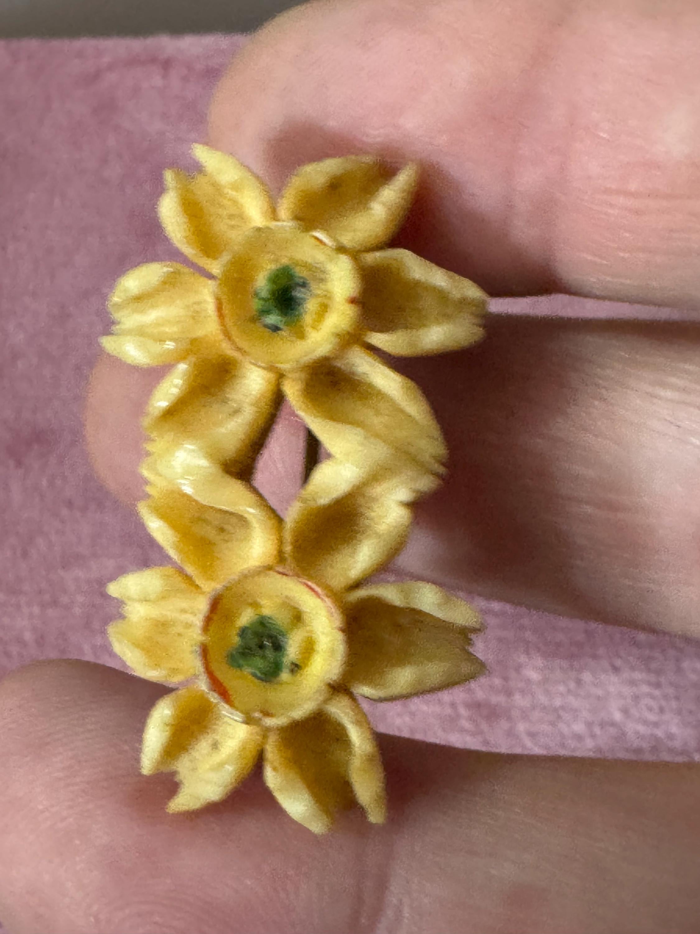 Early Plastic Bakelite Art Deco cream floral daffodil brooch