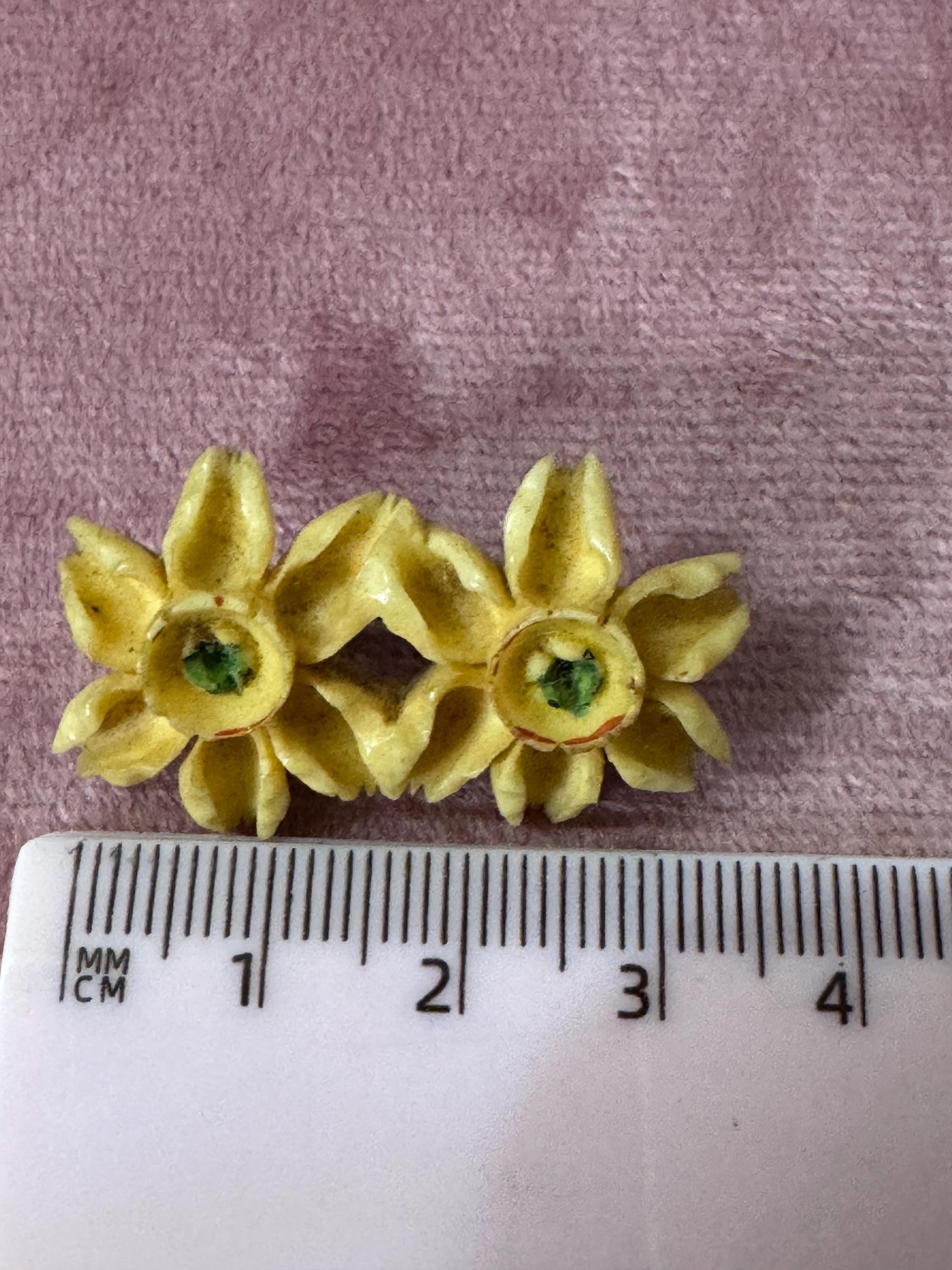 Early Plastic Bakelite Art Deco cream floral daffodil brooch