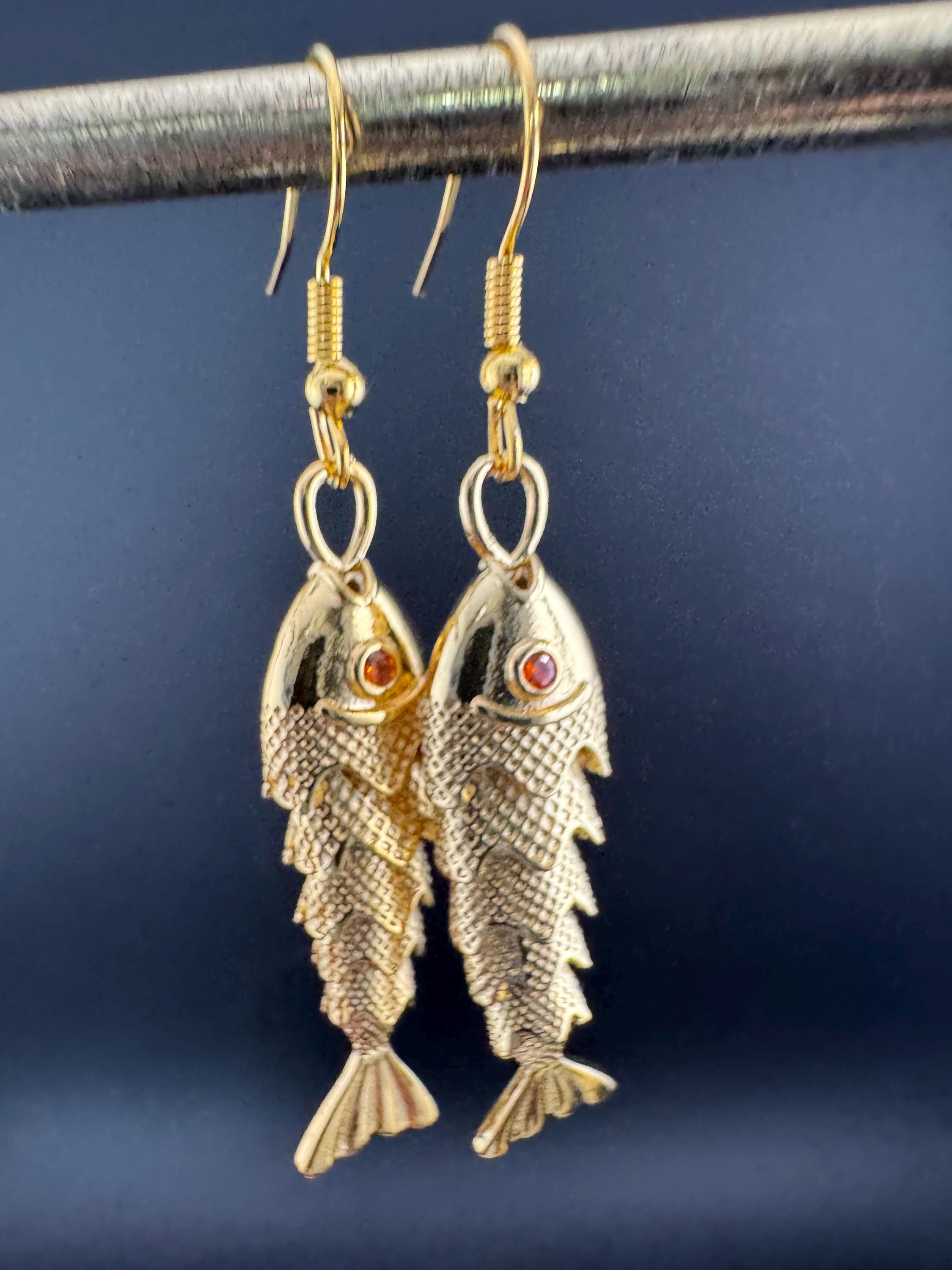 Nautical gold tone 3D novelty articulated moving fish dangly drop charm earrings for pierced ears