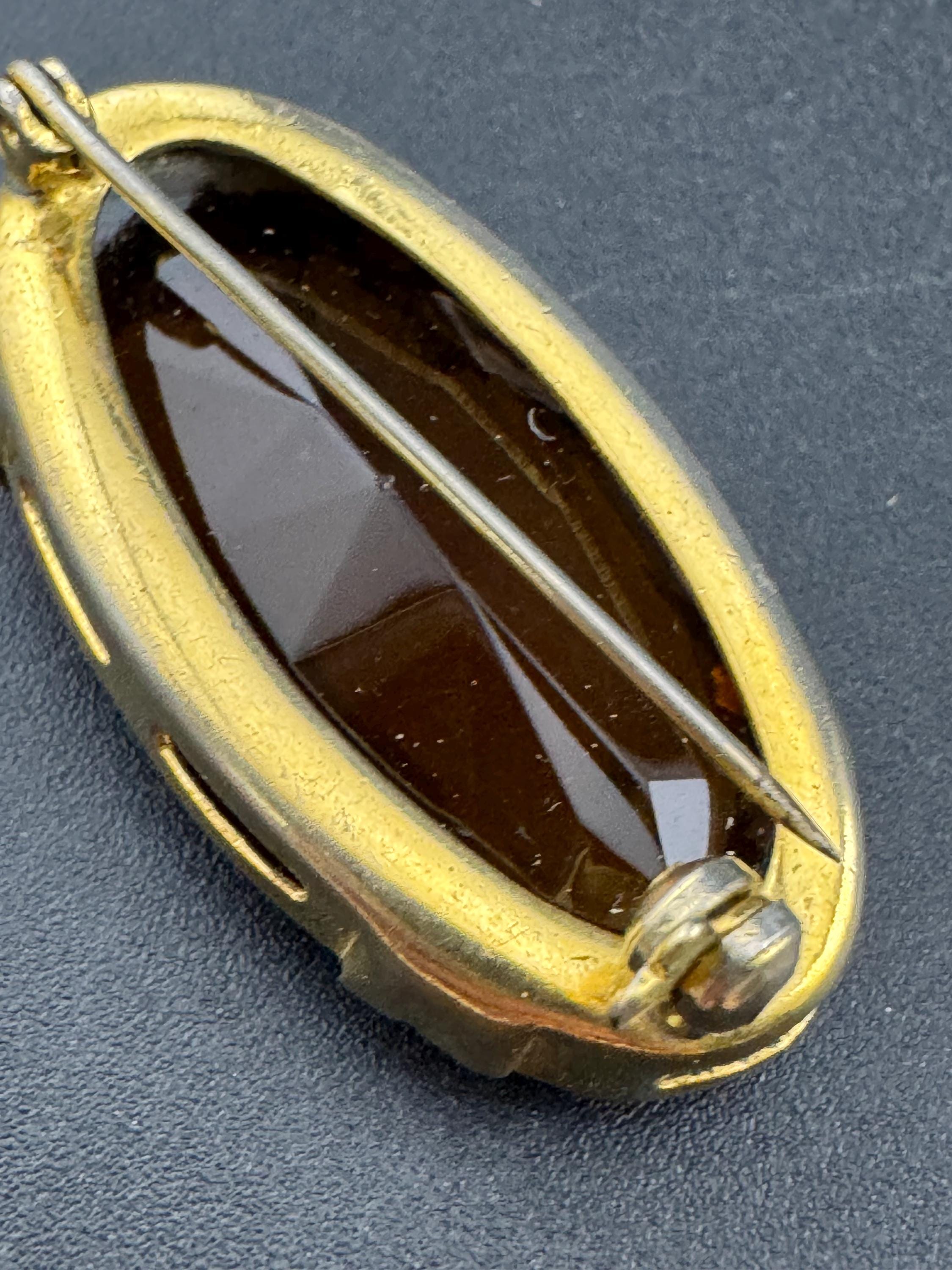 Gold tone oval cognac glass brooch large brown cabochon vintage 4cm
