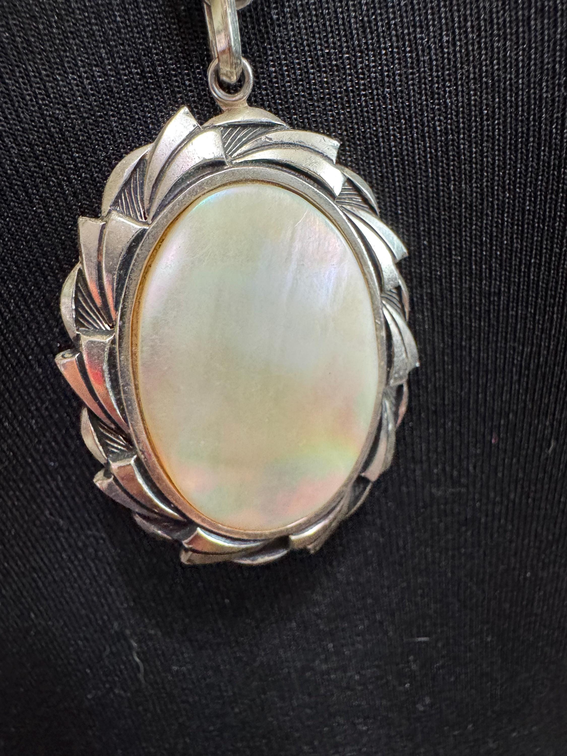 Vintage large silver tone oval pearl shell 1970s pendant necklace