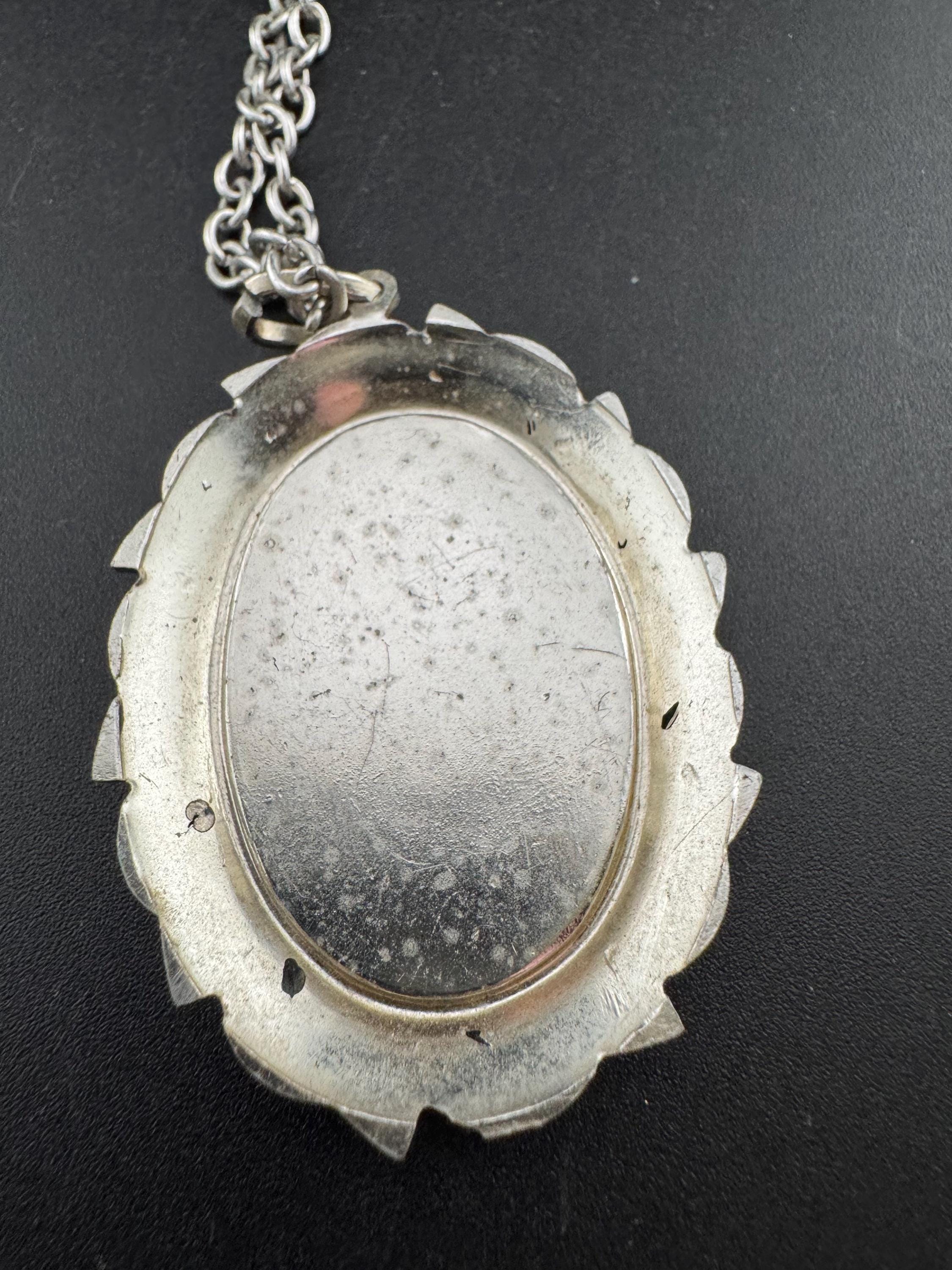 Vintage large silver tone oval pearl shell 1970s pendant necklace