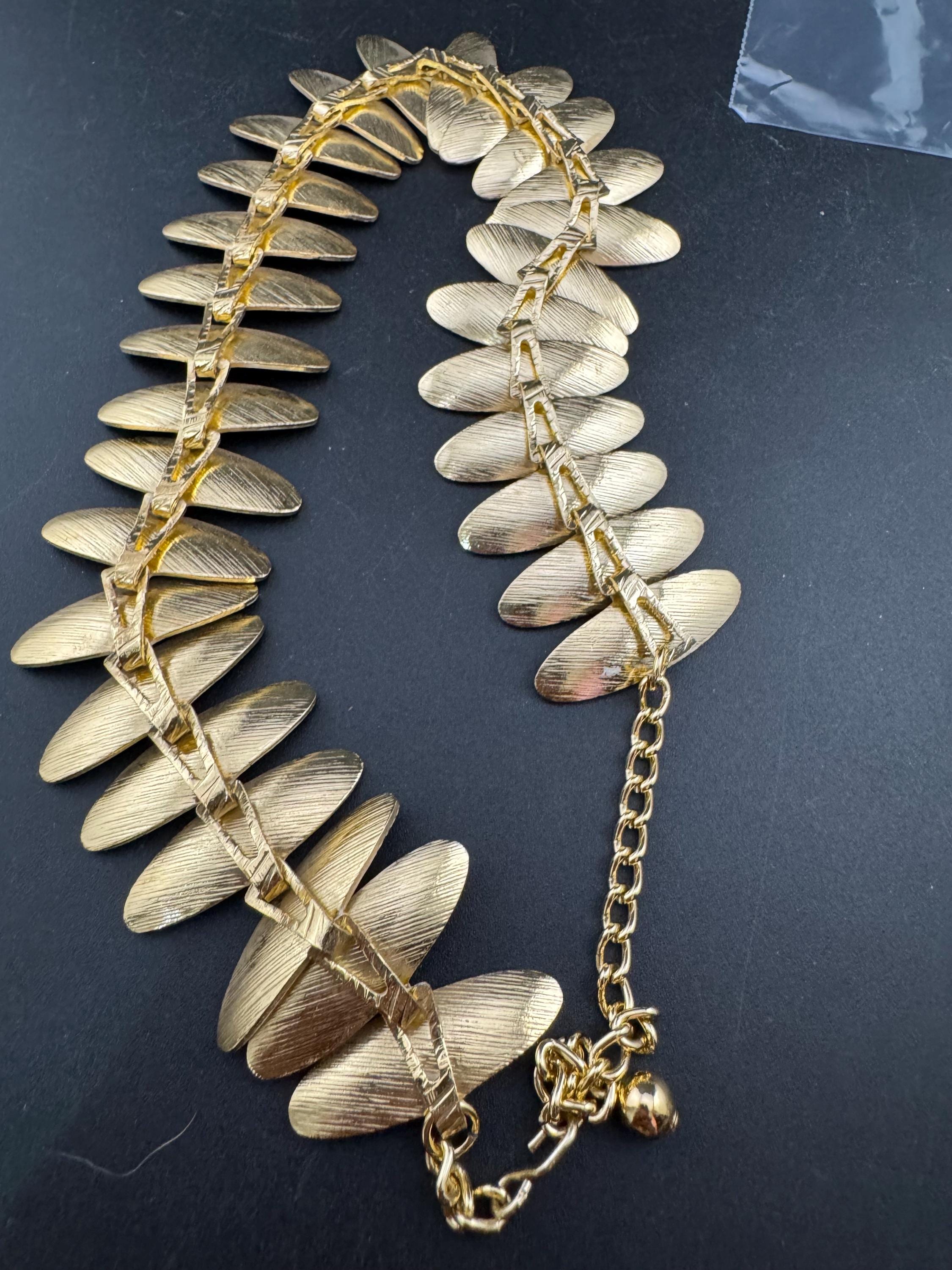 lightweight white and gold tone aluminium panel link choker necklace 1980s 43cm x 3cm