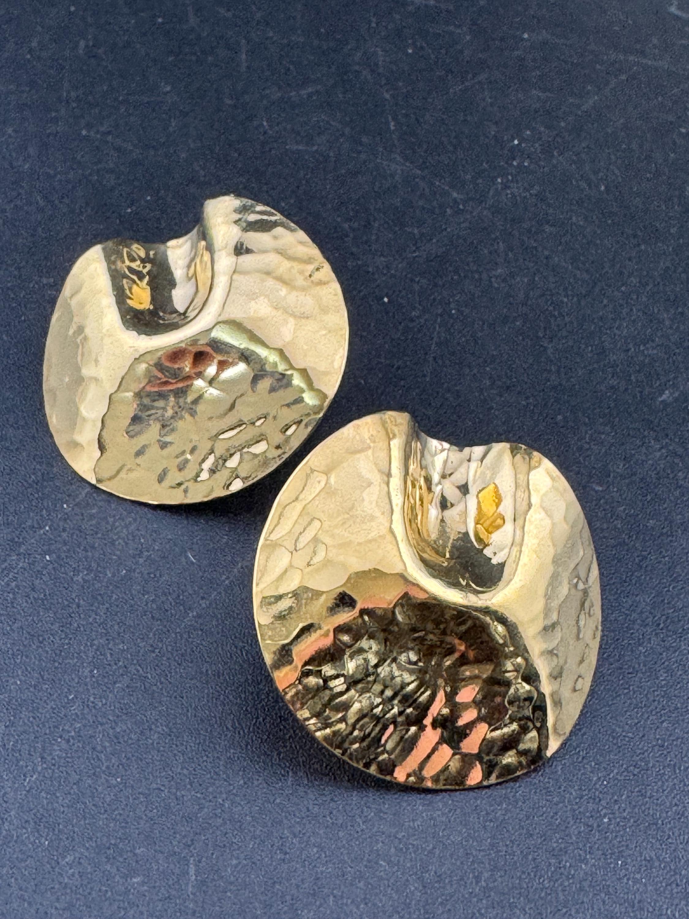 oversized 3.5cm Vintage 1980s planished metal gold tone pinched disc stud earrings for pierced ears