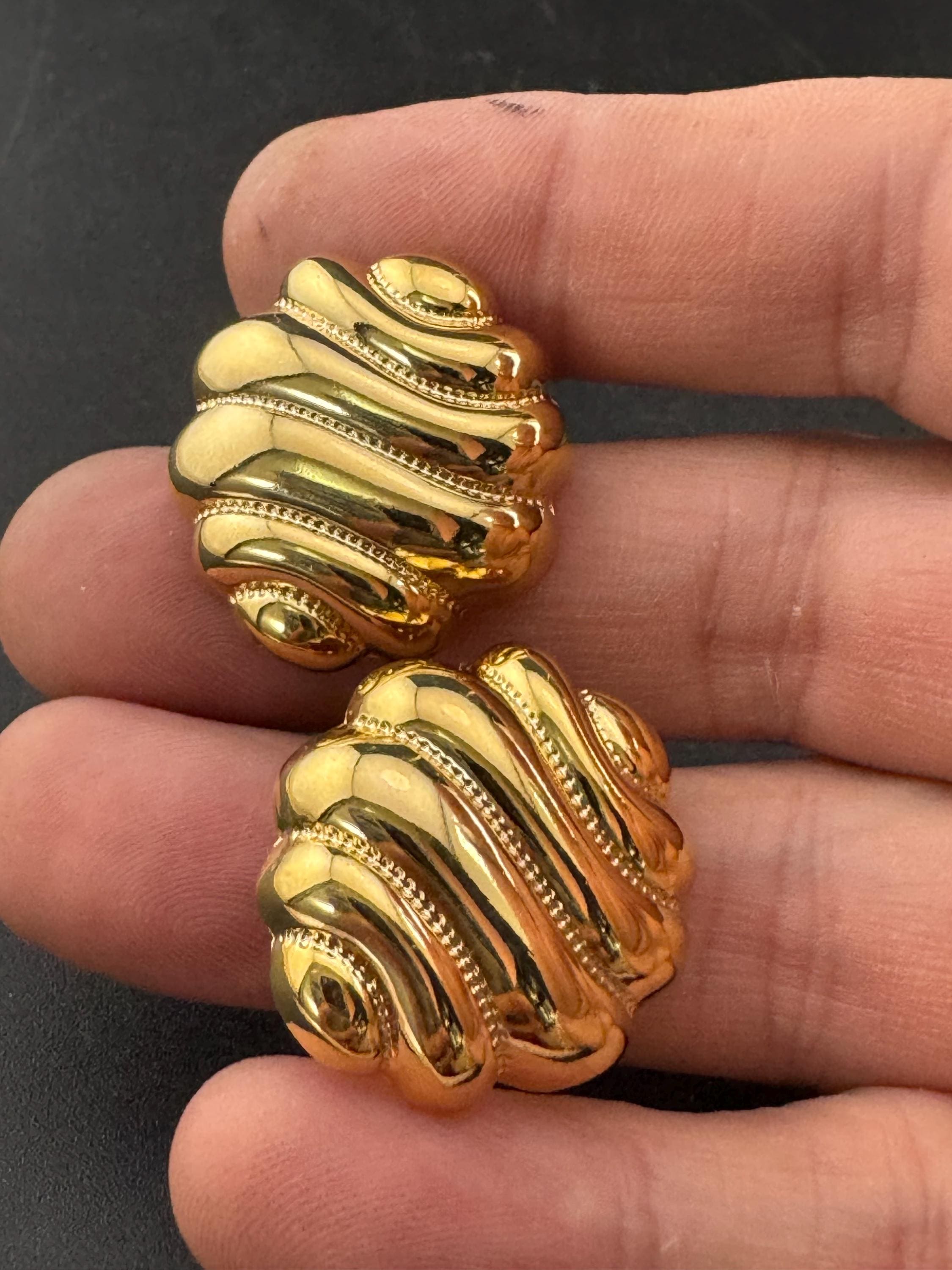 3cm Vintage 1980s punched formed metal gold tone disc stud earrings for pierced ears