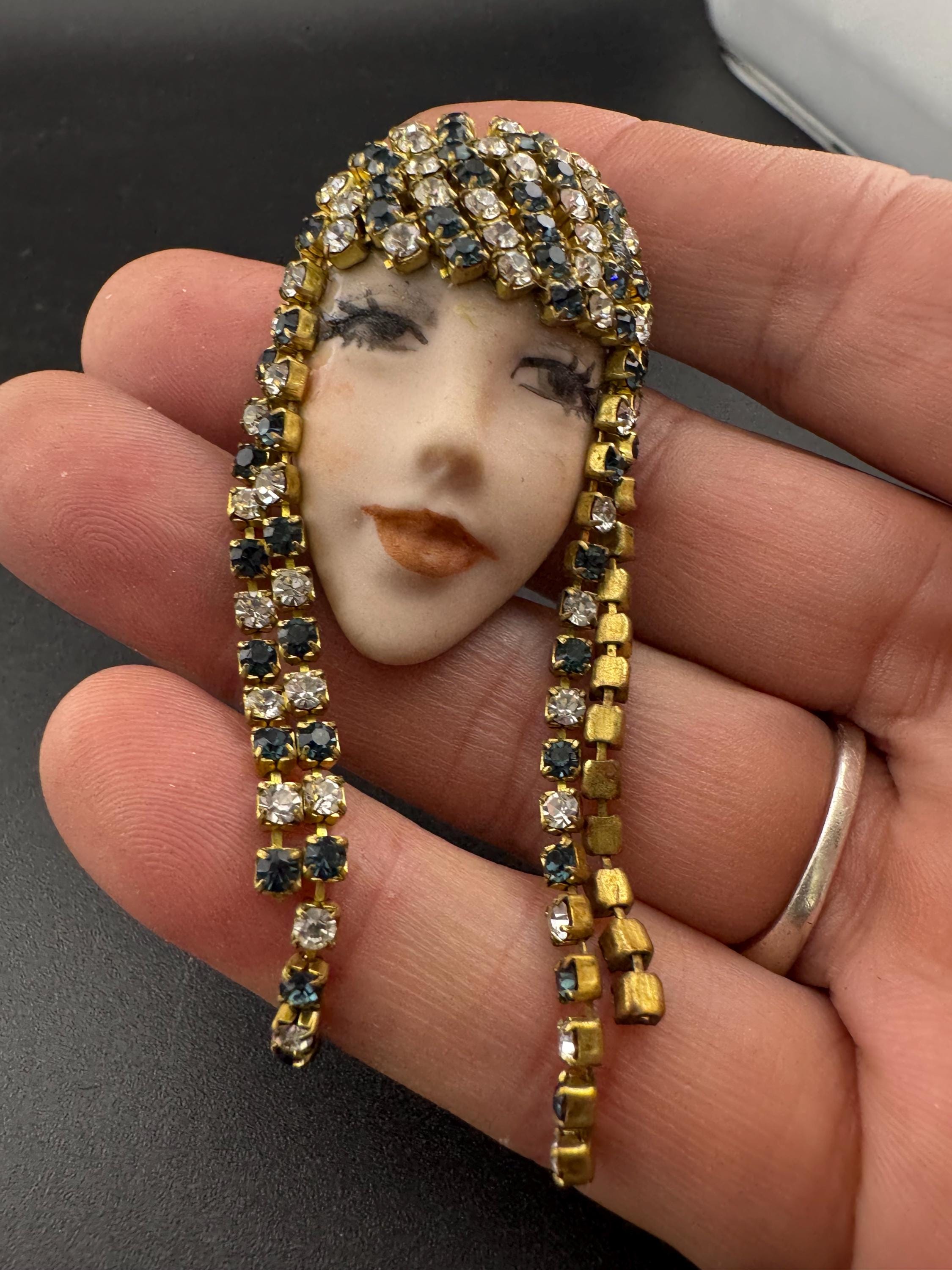 vintage 1980s green emerald  rhinestone flapper girl porcelain ladies face drop brooch