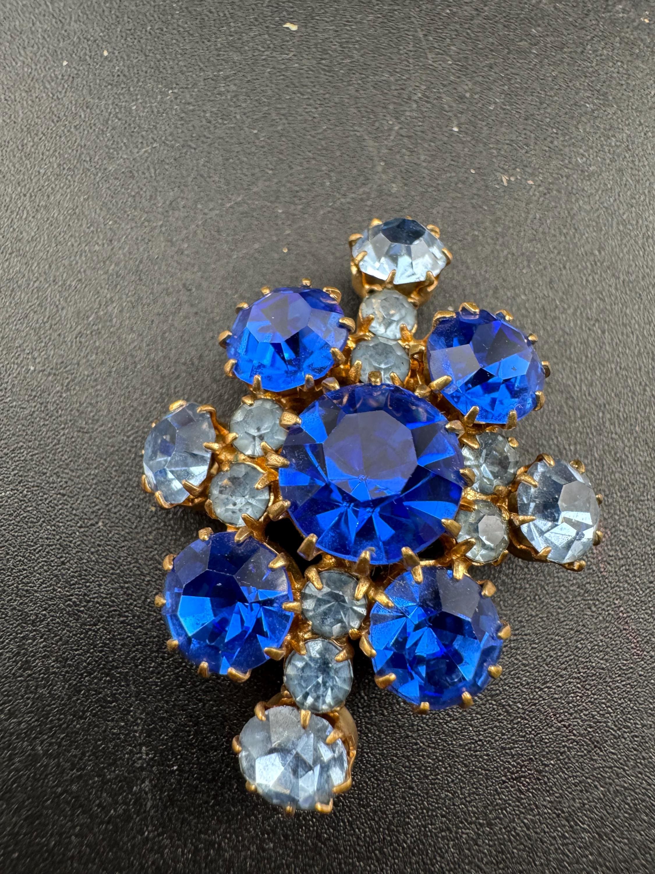 Large Vintage light and bright blue Sapphire diamanté gold tone Brooch
