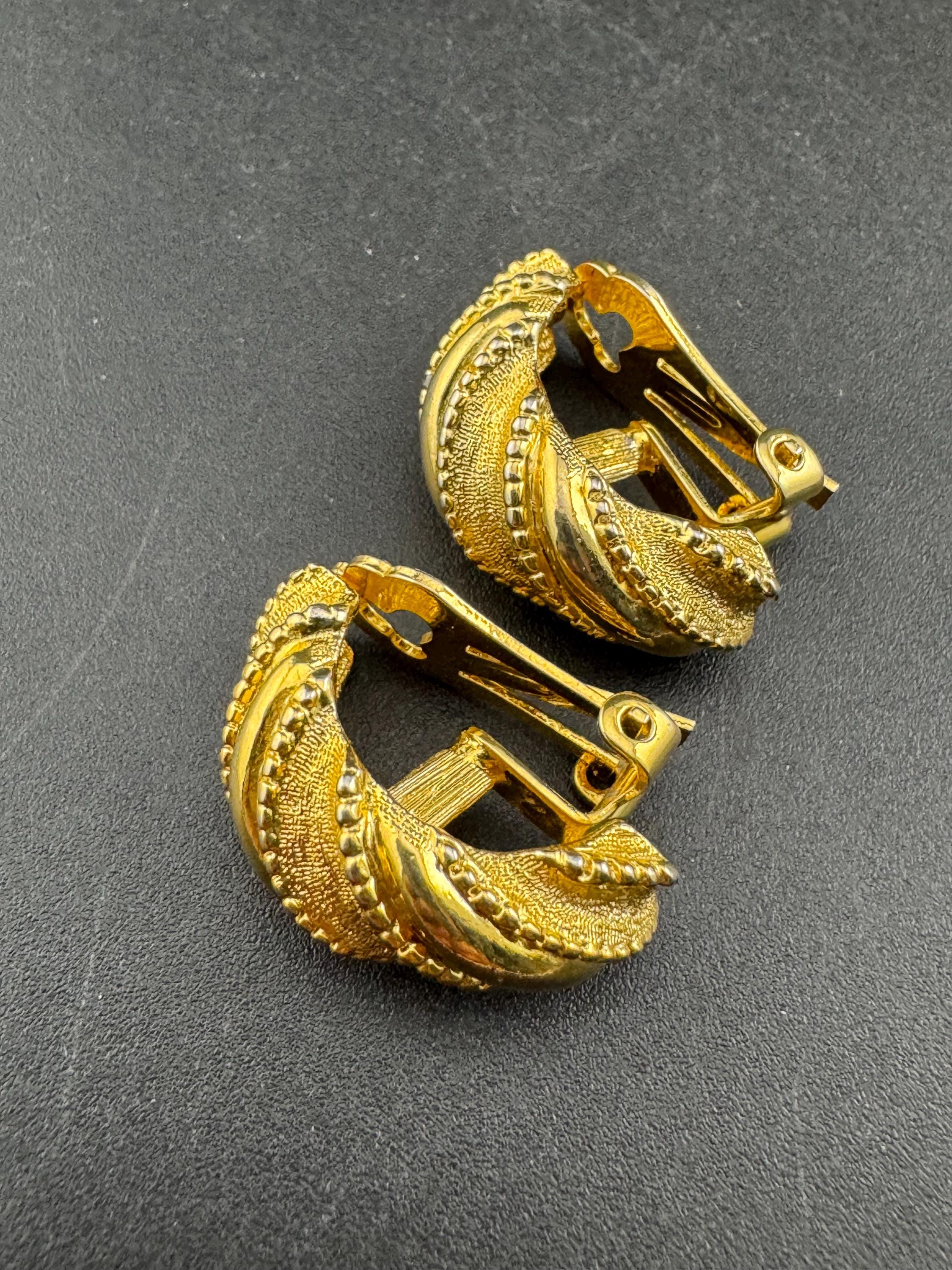 Vintage gold tone ornate half hoop textured chain clip on earrings