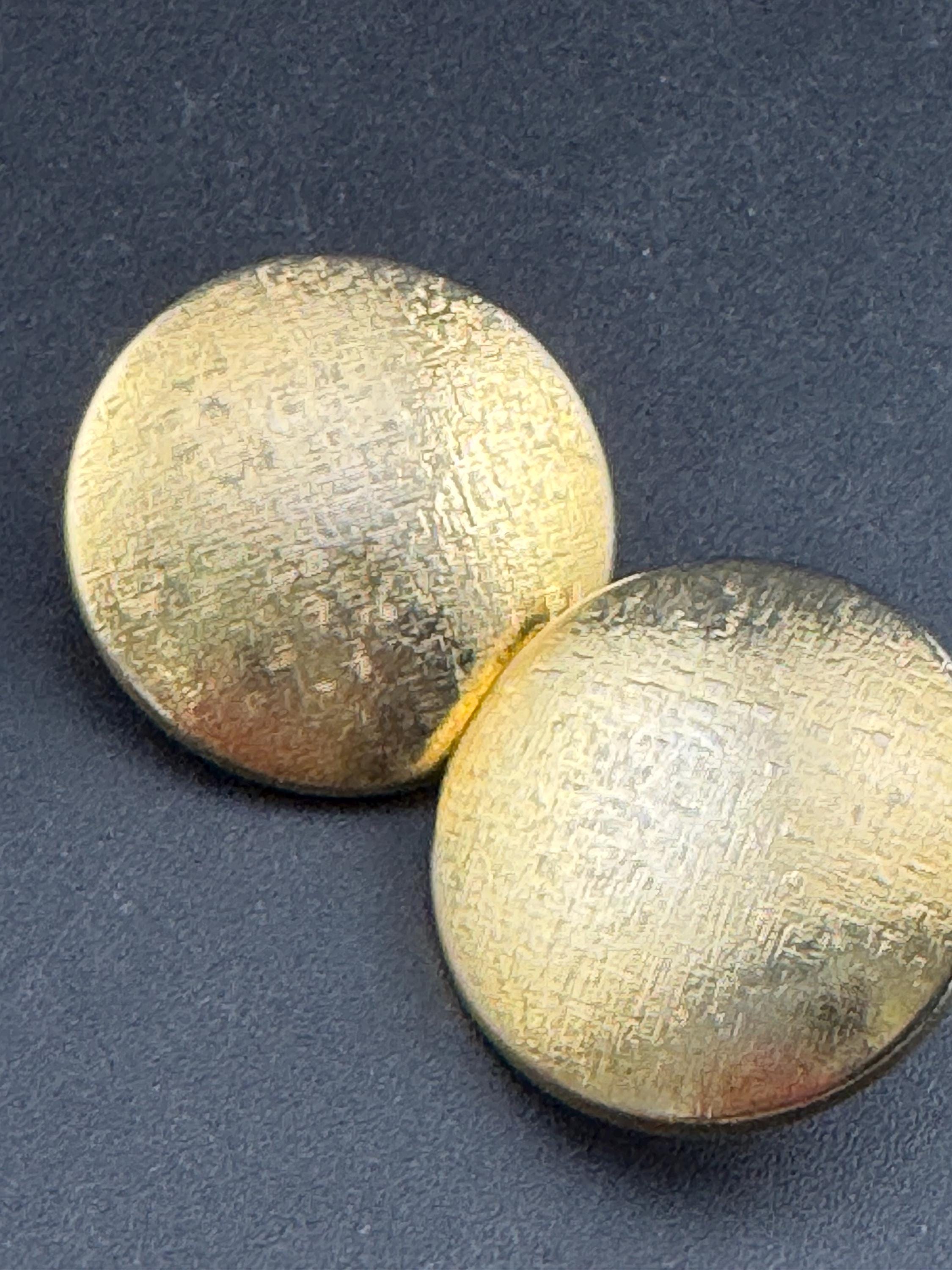 oversized gold tone 3cm round disc textured lightweight clip on earrings