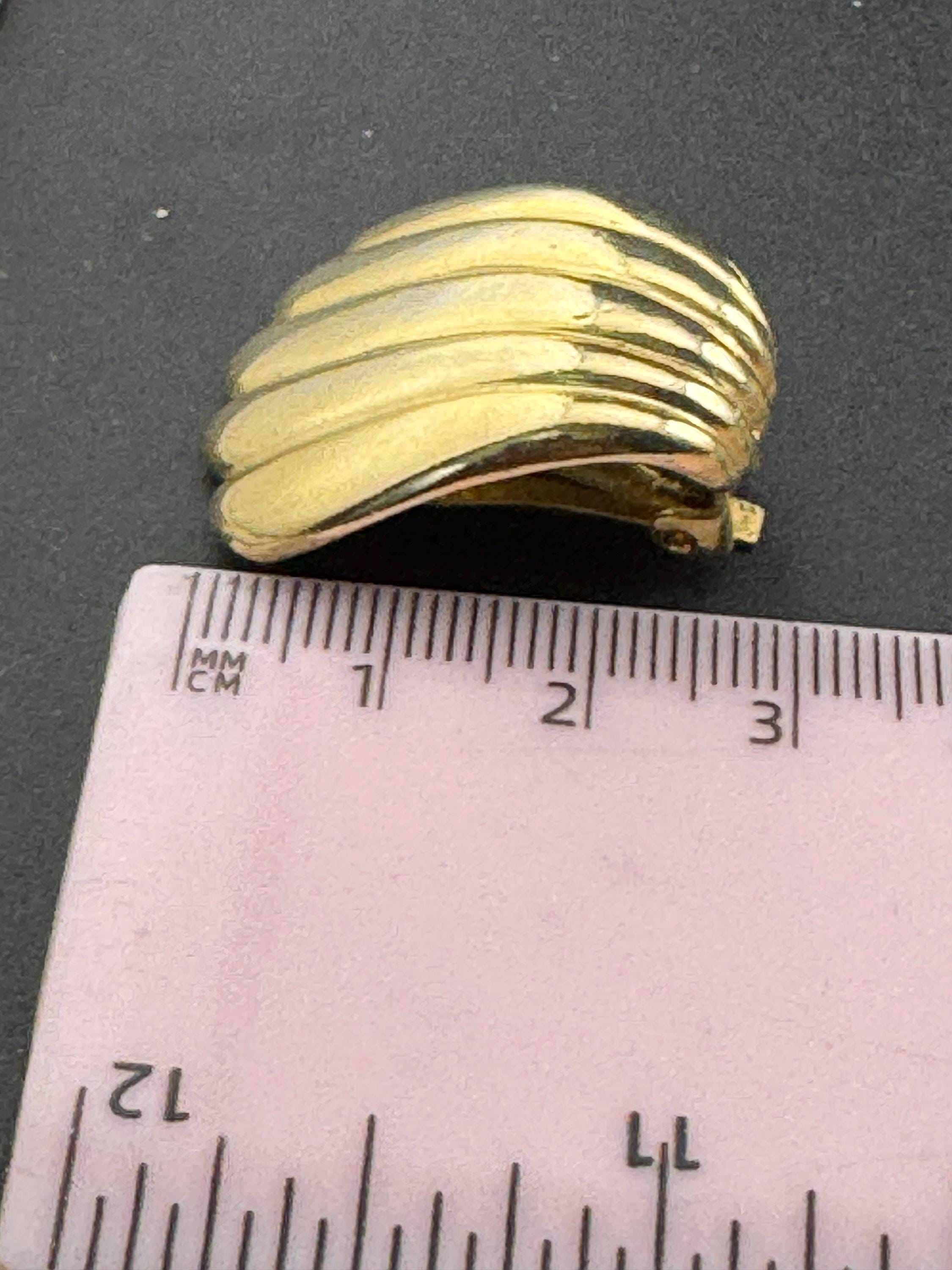 Vintage 2.5cm abstract scalloped shell clip on earrings gold tone