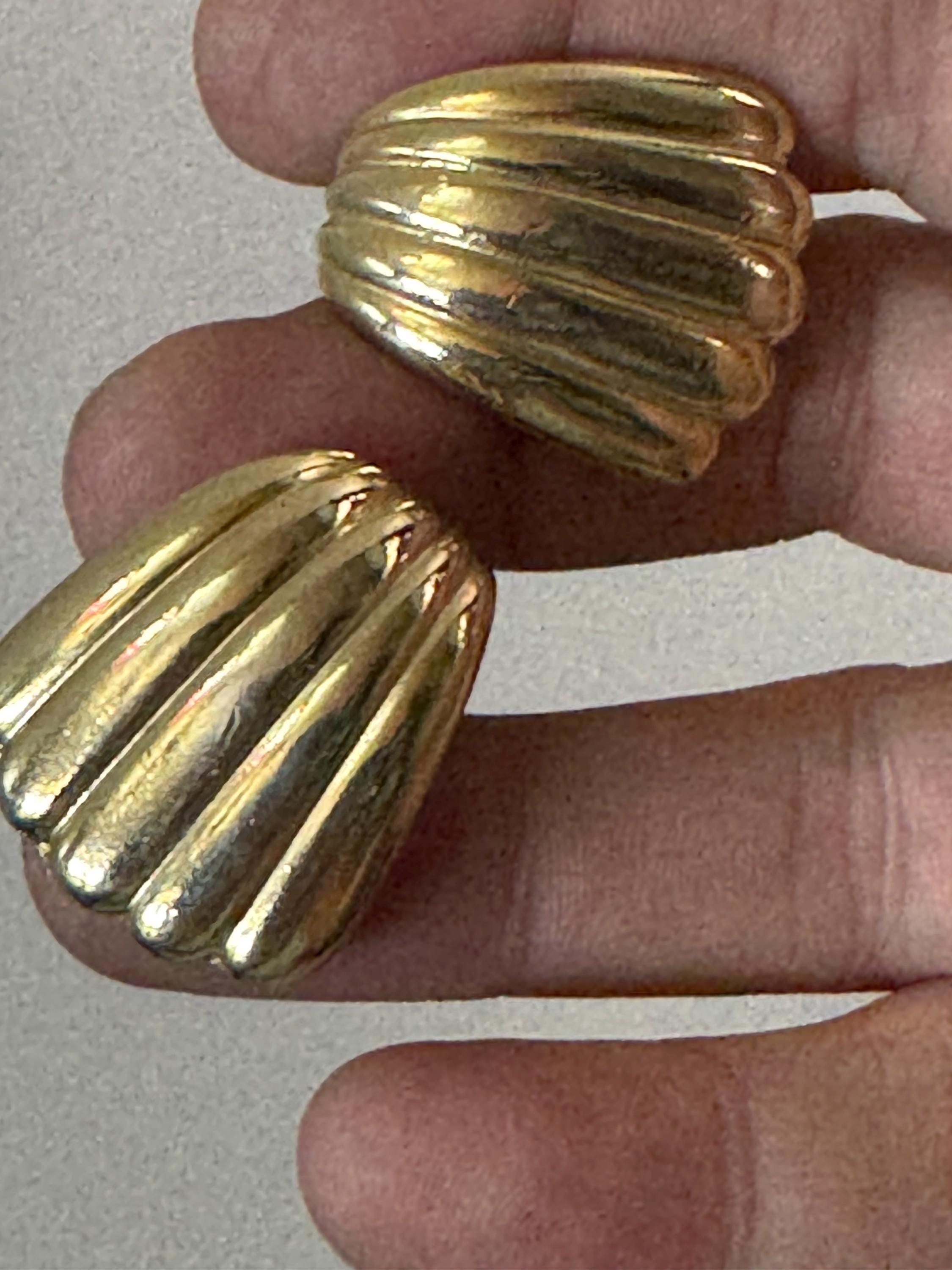 Vintage 2.5cm abstract scalloped shell clip on earrings gold tone