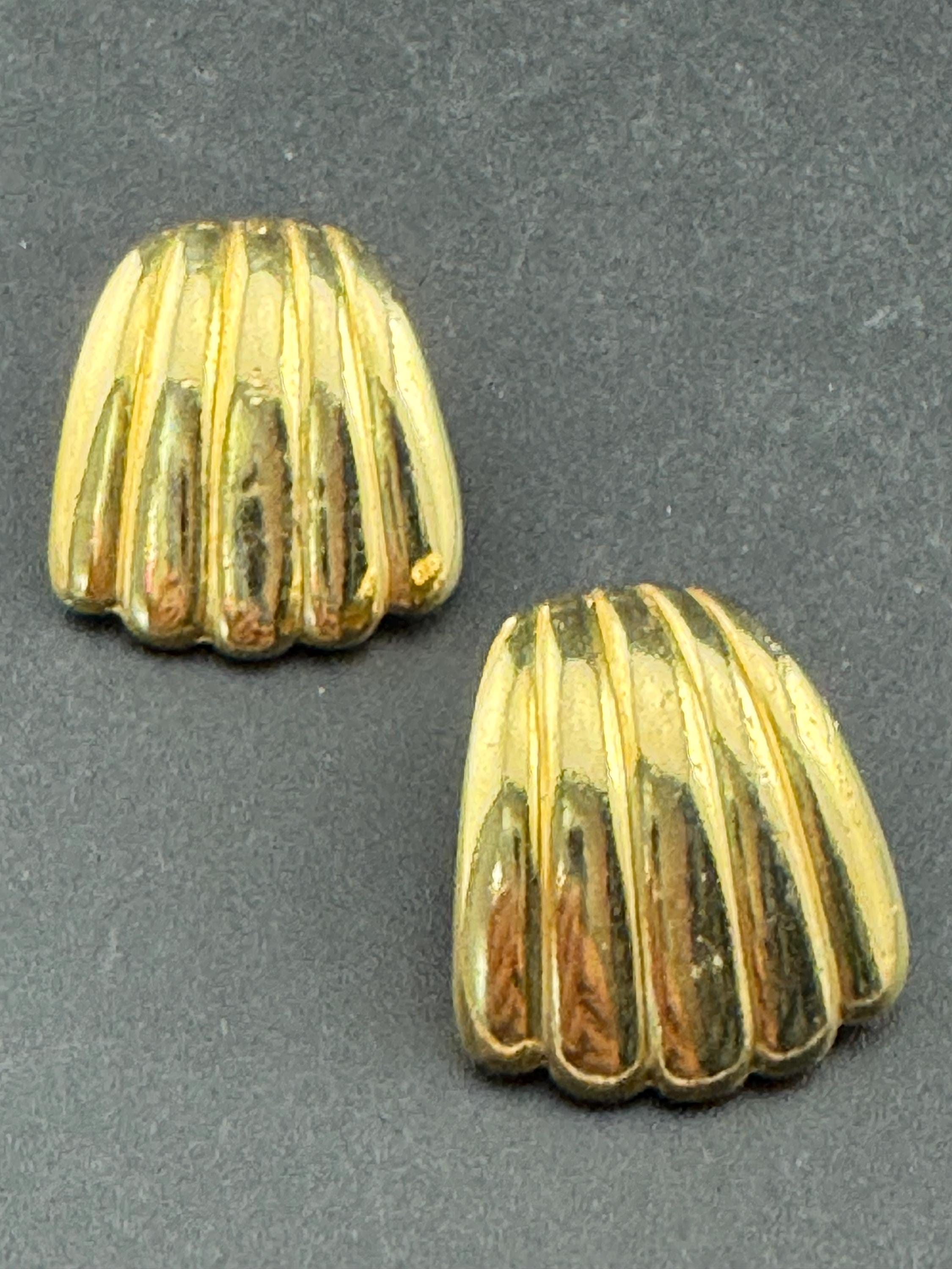 Vintage 2.5cm abstract scalloped shell clip on earrings gold tone