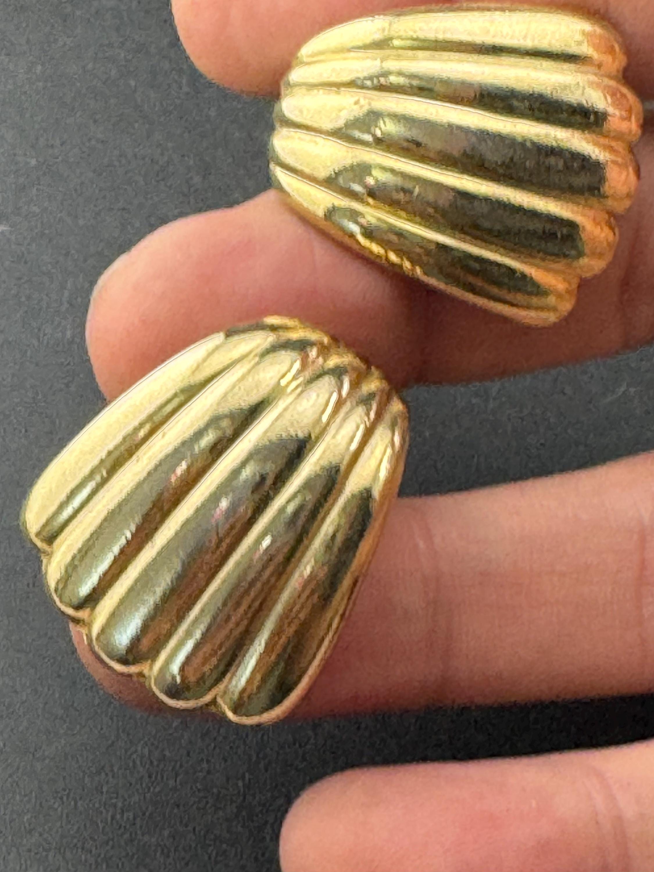 Vintage 2.5cm abstract scalloped shell clip on earrings gold tone