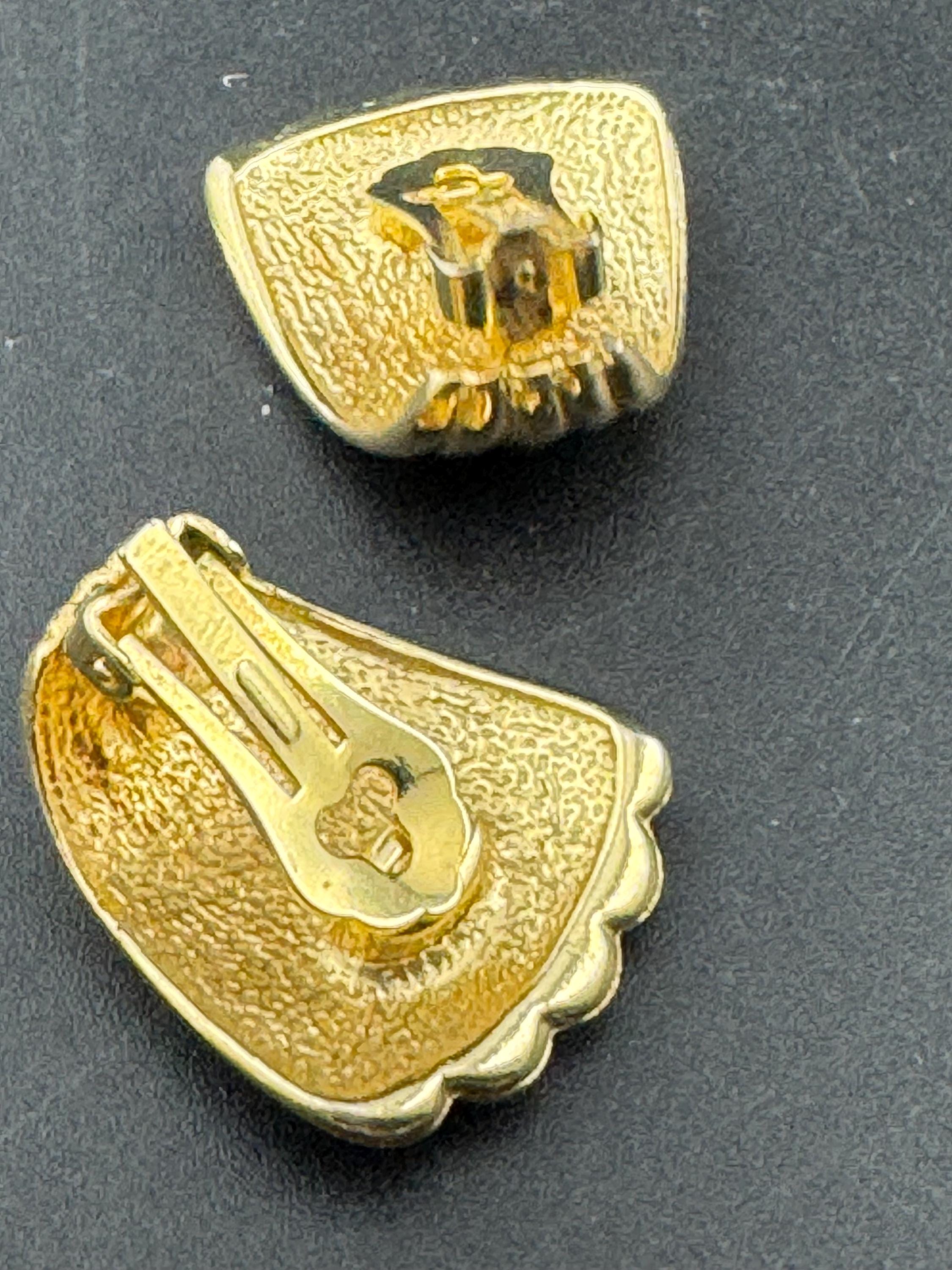 Vintage 2.5cm abstract scalloped shell clip on earrings gold tone