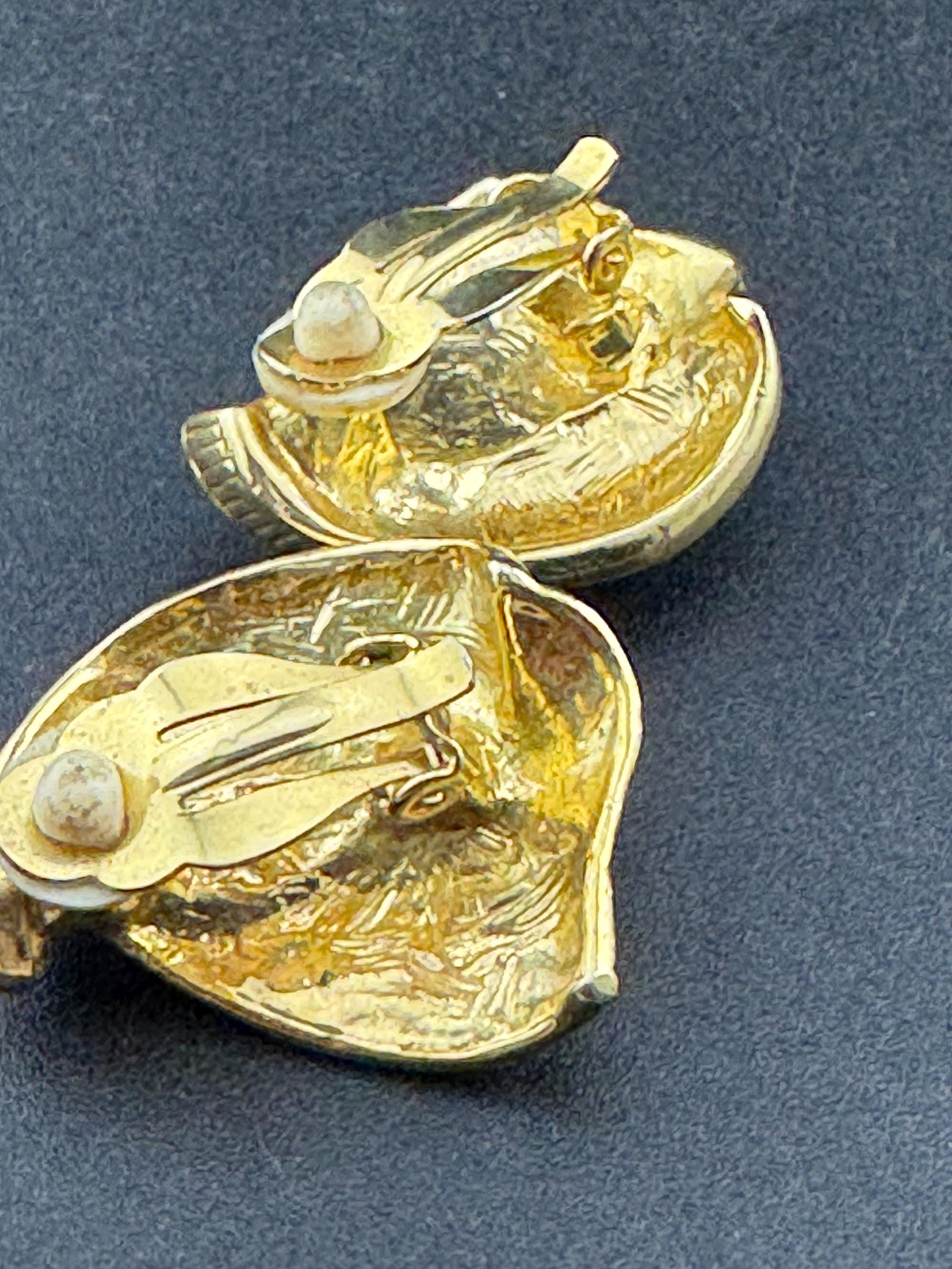 Vintage 3cm abstract textured metal clip on earrings gold tone