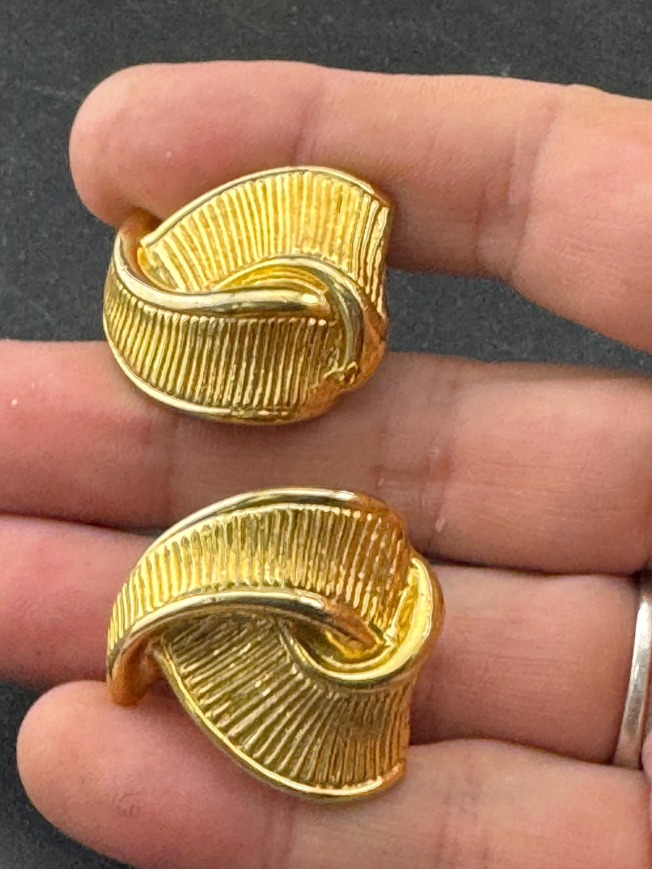 Vintage 3cm abstract textured metal clip on earrings gold tone