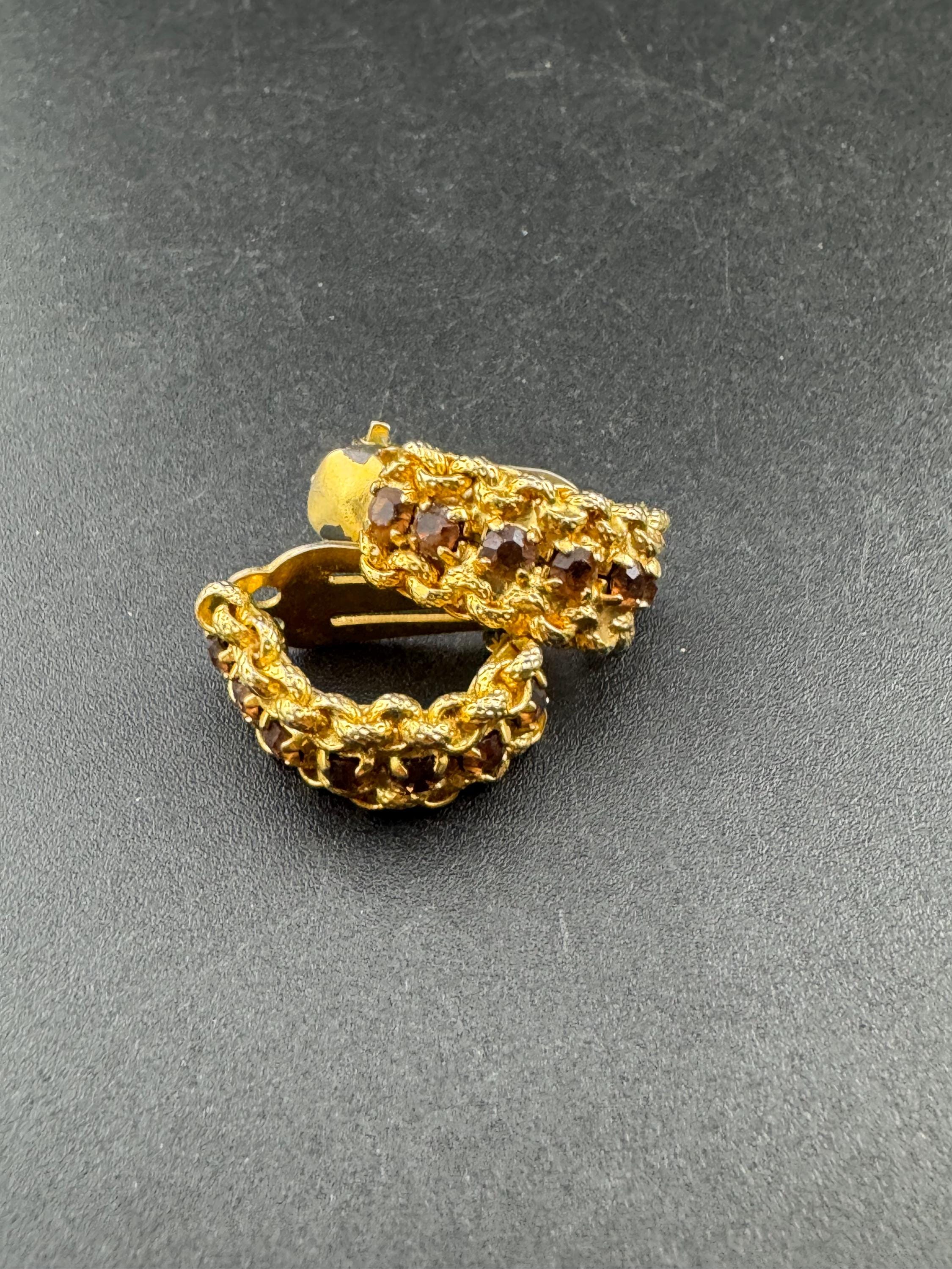Vintage 1960s brown cognac glass gold tone half hoop mesh 2cm hoop clip On Earrings