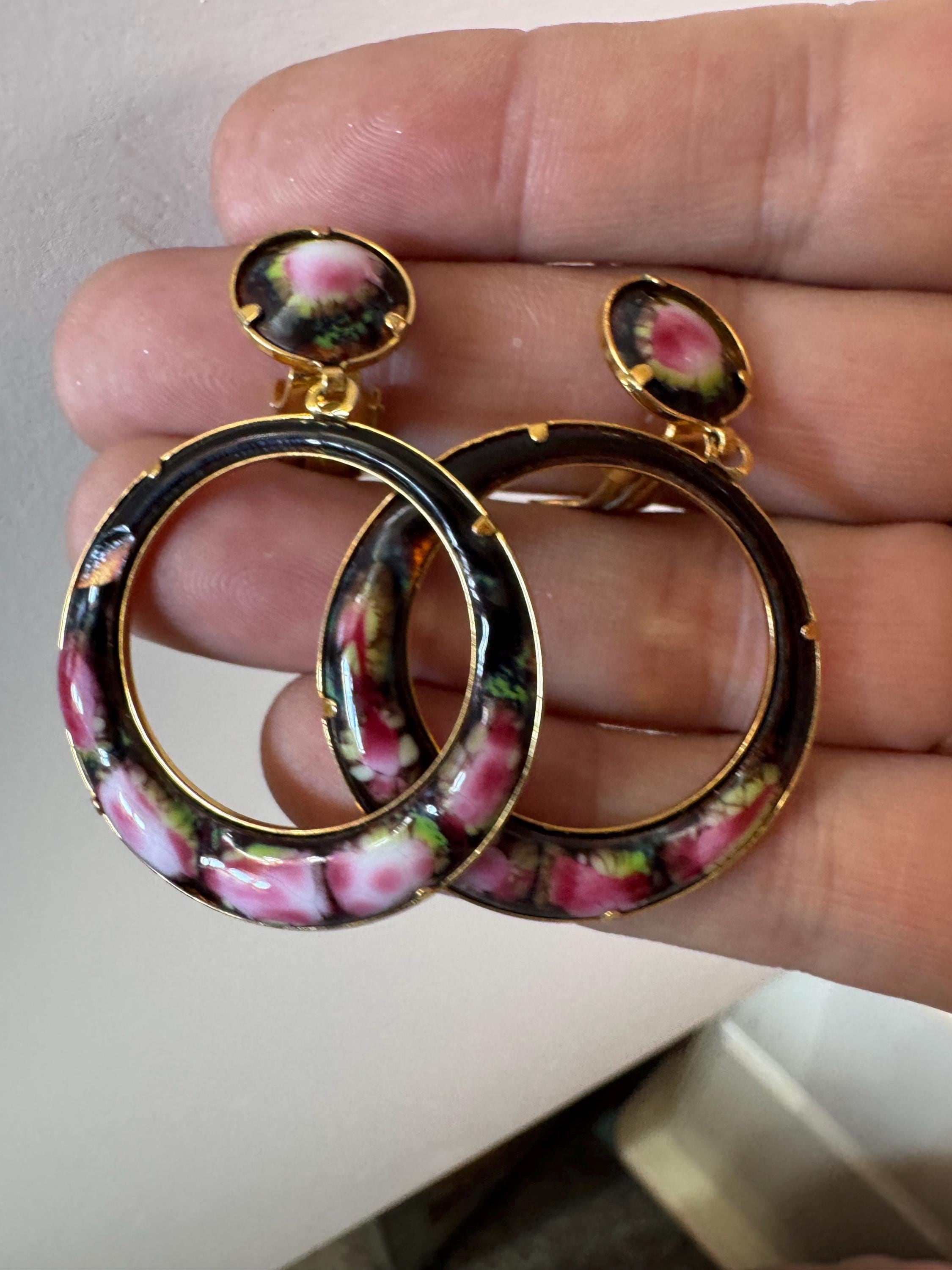 Vintage 1980s black enamel pink floral gold tone big loop clip on earrings
