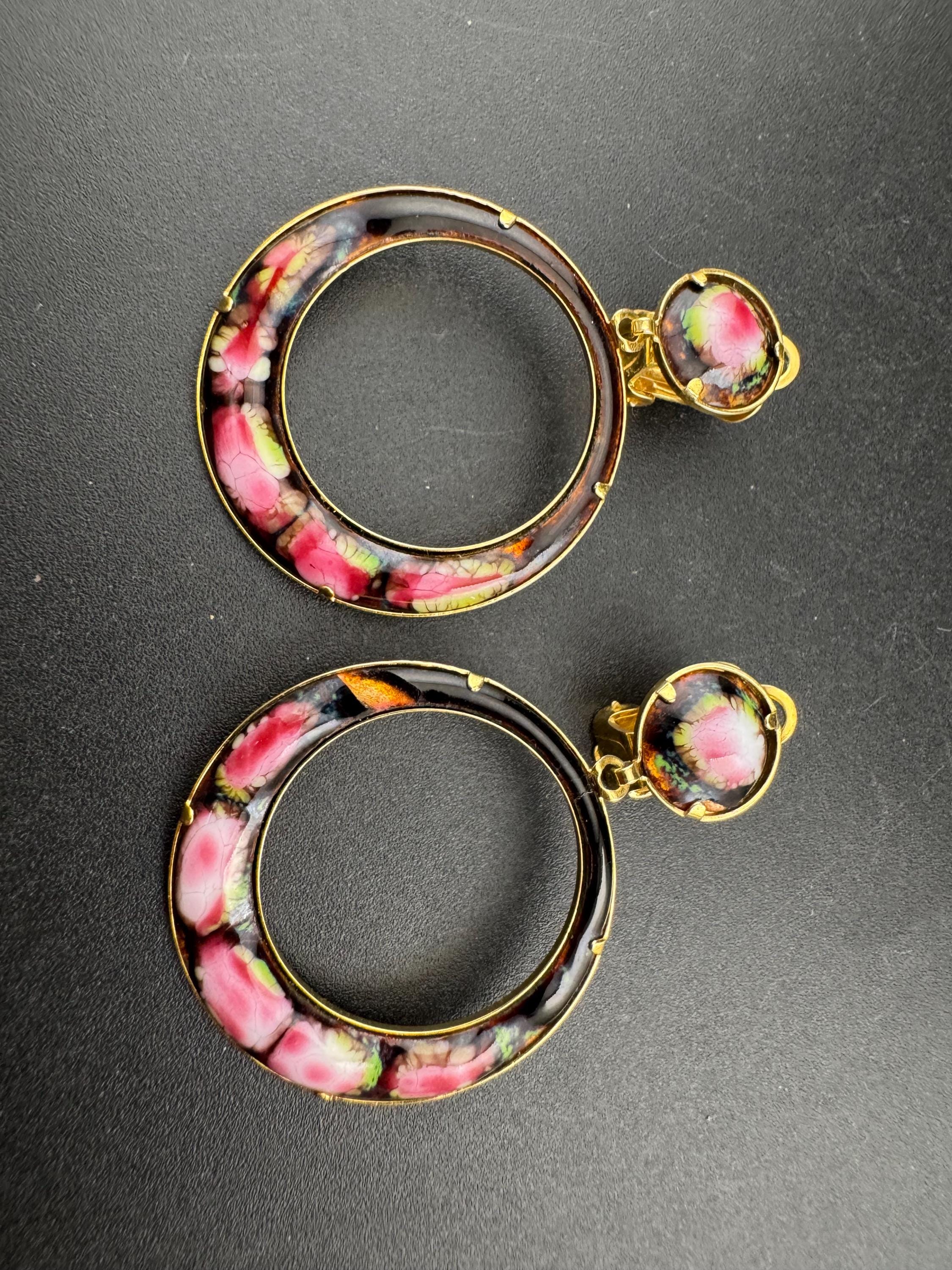 Vintage 1980s black enamel pink floral gold tone big loop clip on earrings