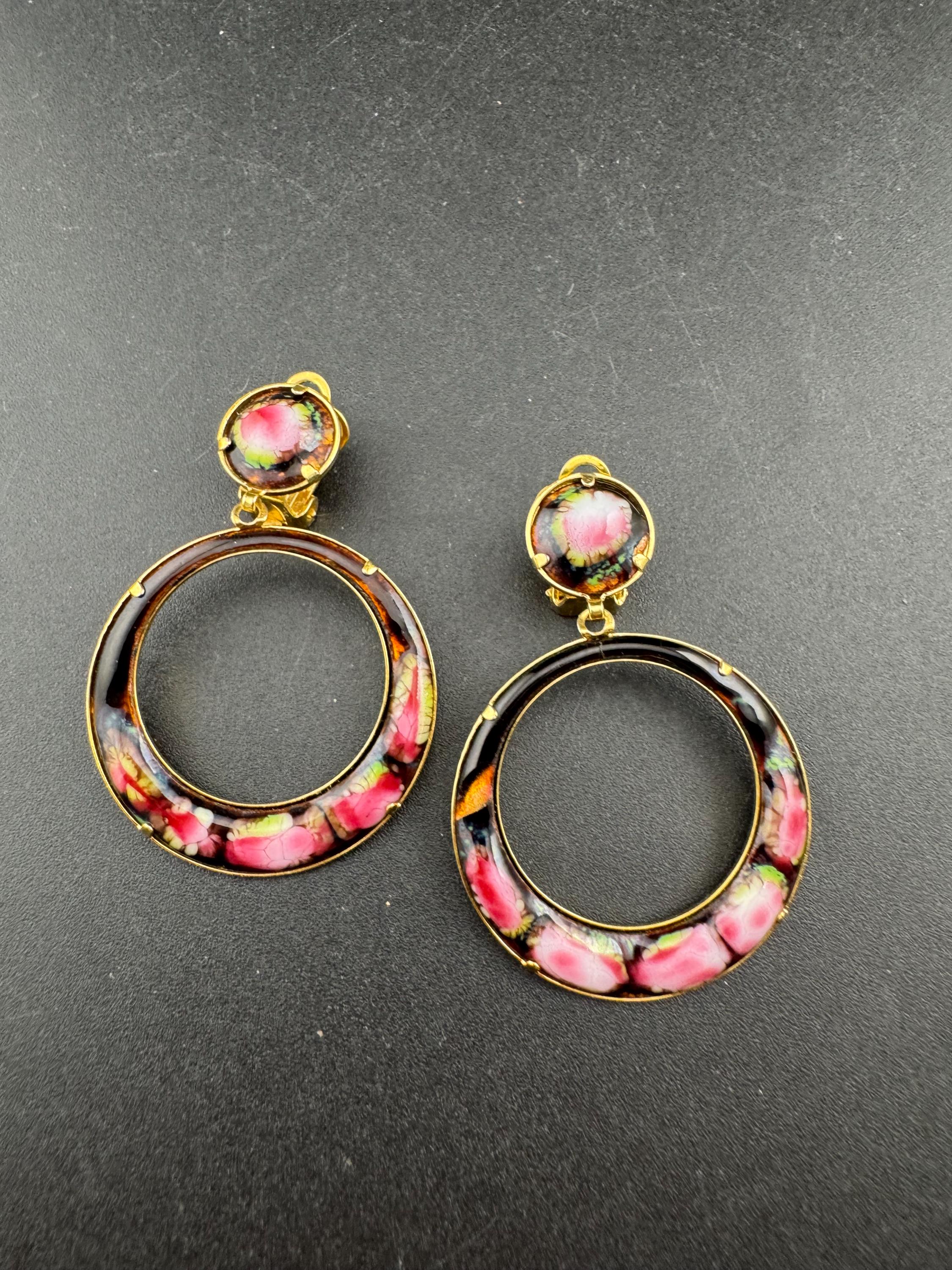 Vintage 1980s black enamel pink floral gold tone big loop clip on earrings