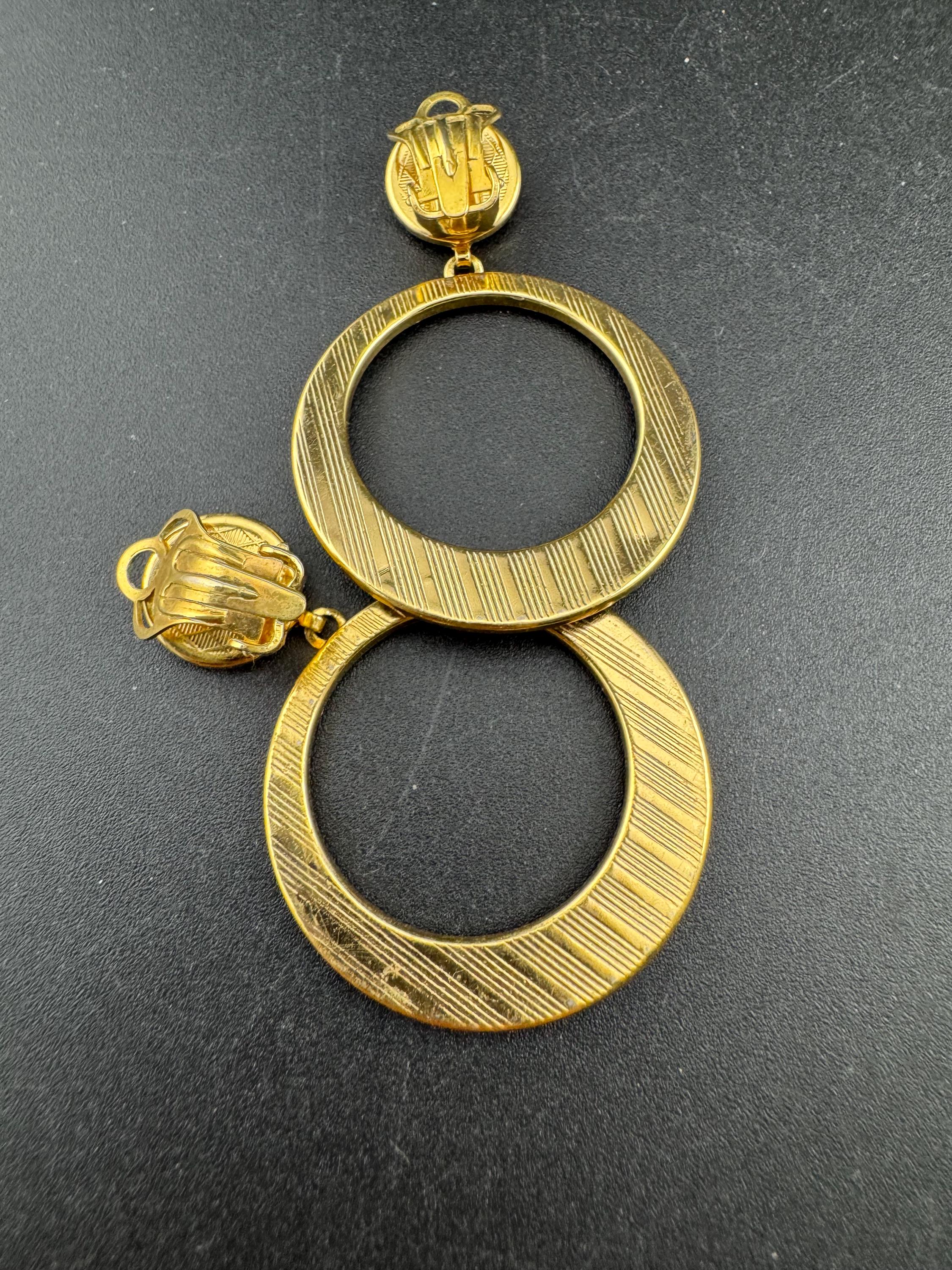 Vintage 1980s black enamel pink floral gold tone big loop clip on earrings
