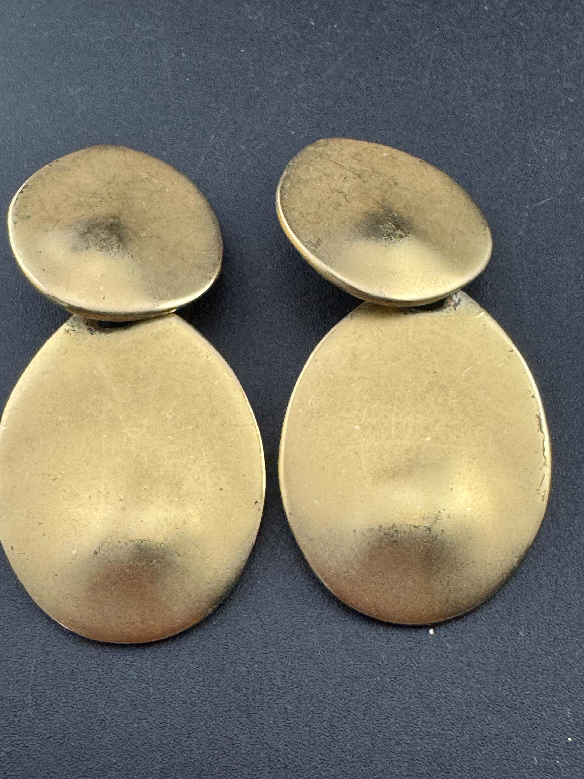 Matt yellow gold tone Etruscan style dangly drop disc clip on earrings