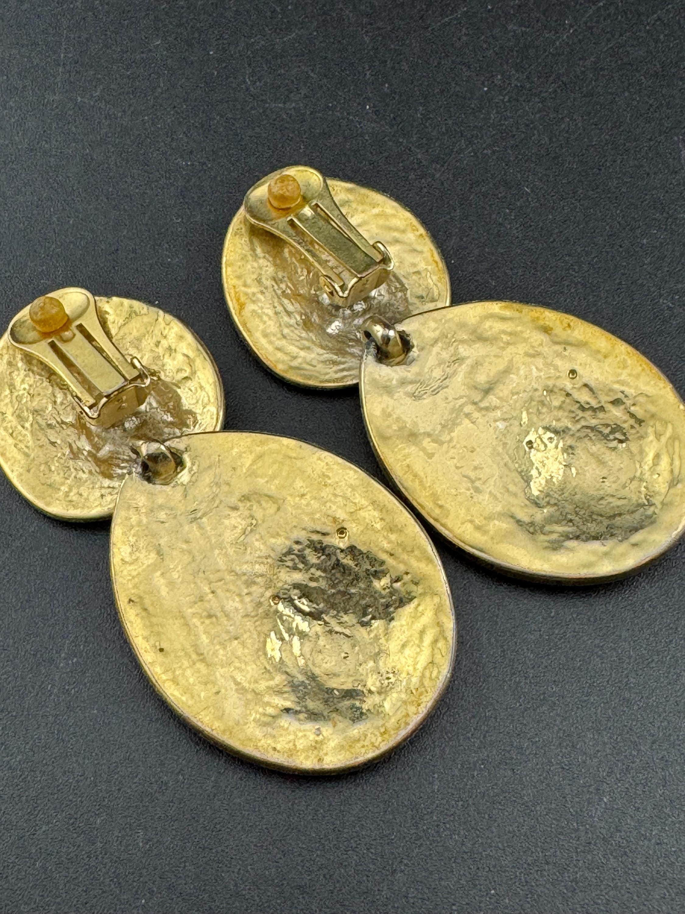 Matt yellow gold tone Etruscan style dangly drop disc clip on earrings