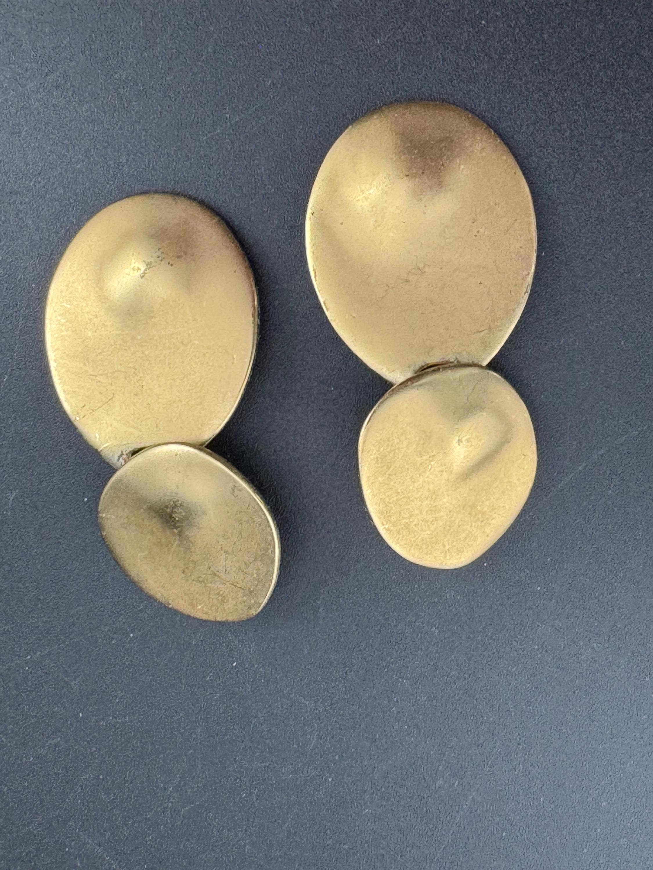 Matt yellow gold tone Etruscan style dangly drop disc clip on earrings