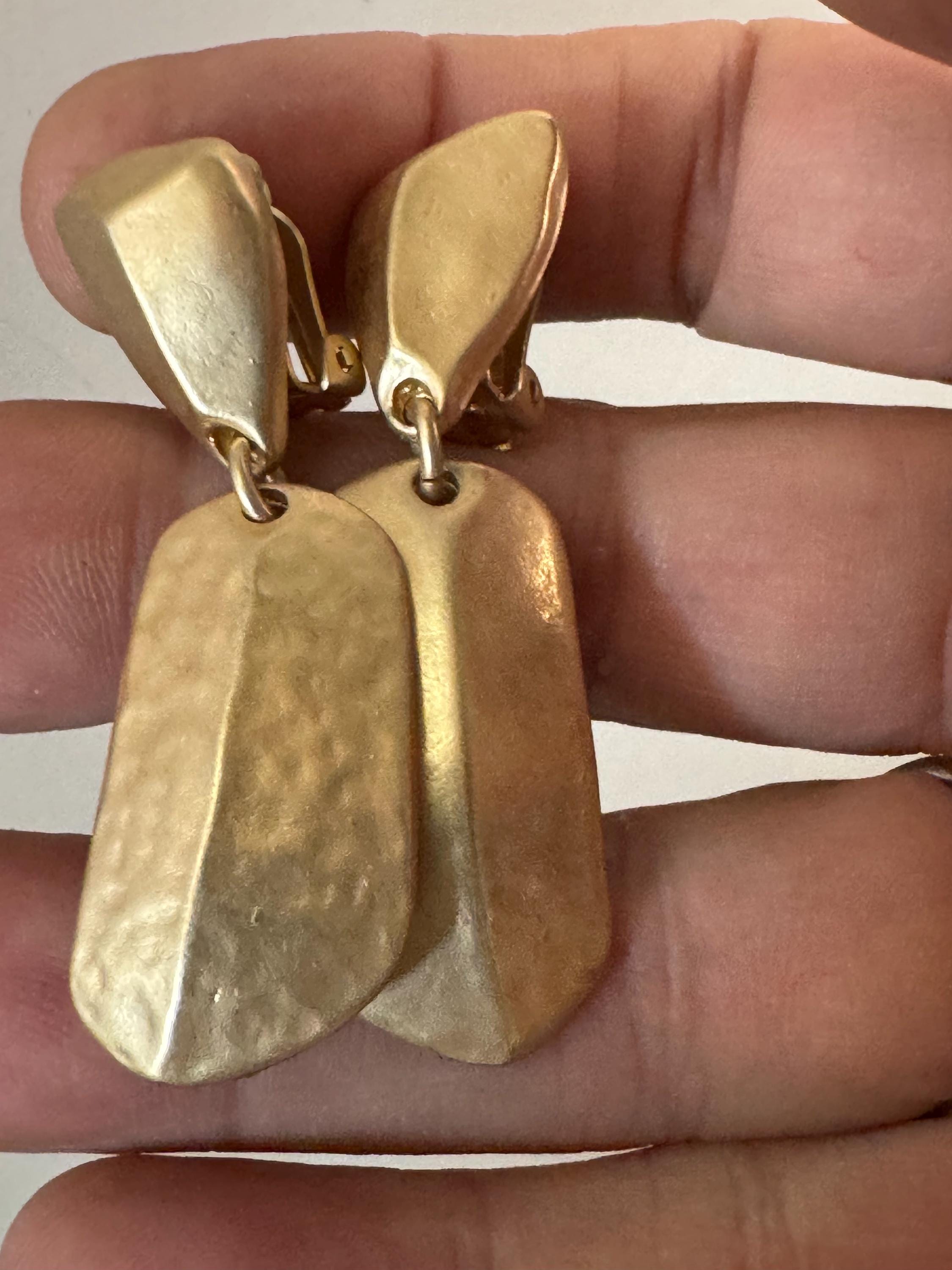 Matt yellow gold tone Etruscan style dangly drop clip on earrings