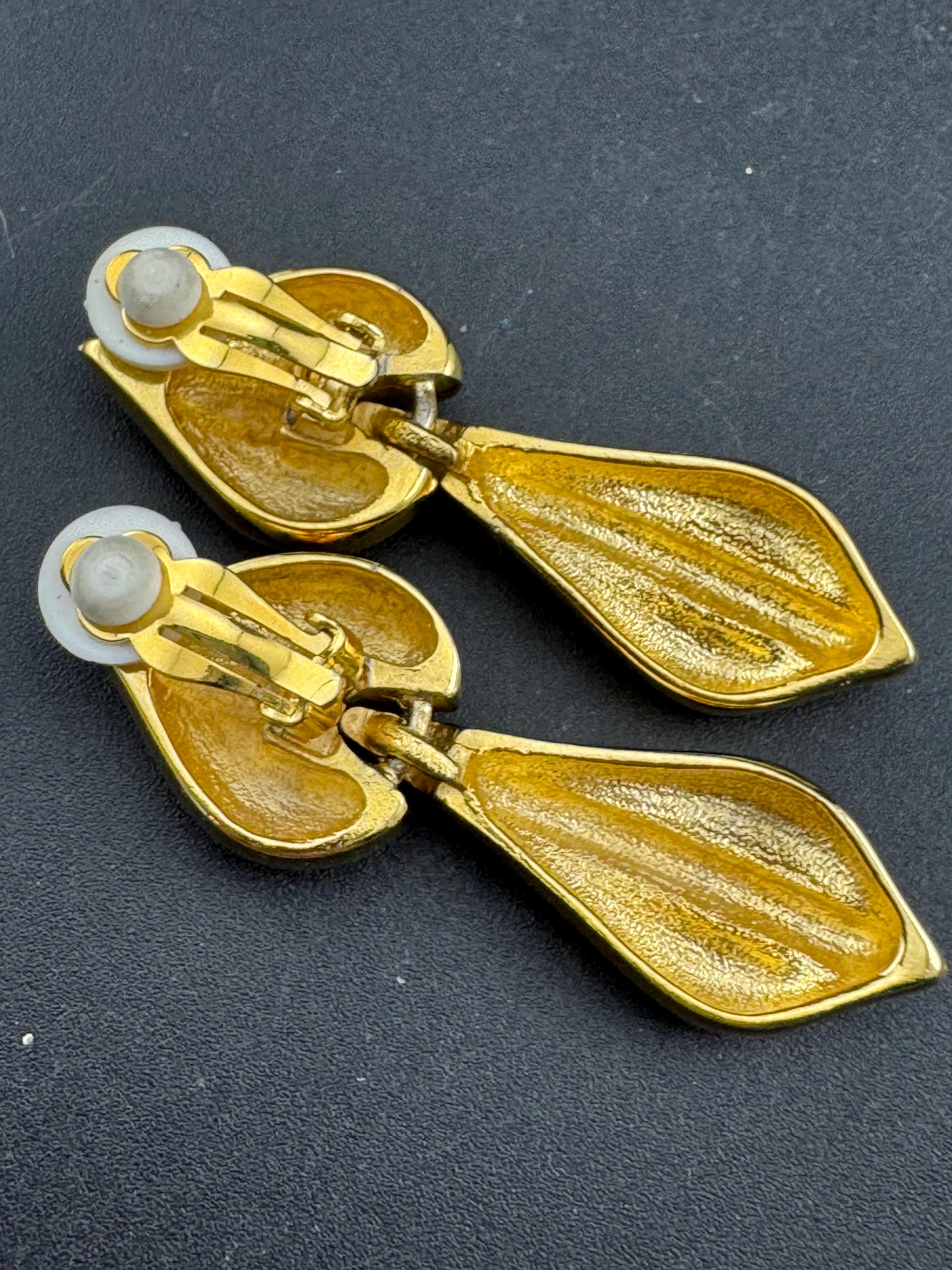 Vintage 80s high gloss slim gold tone door knocker dangly clip on earrings