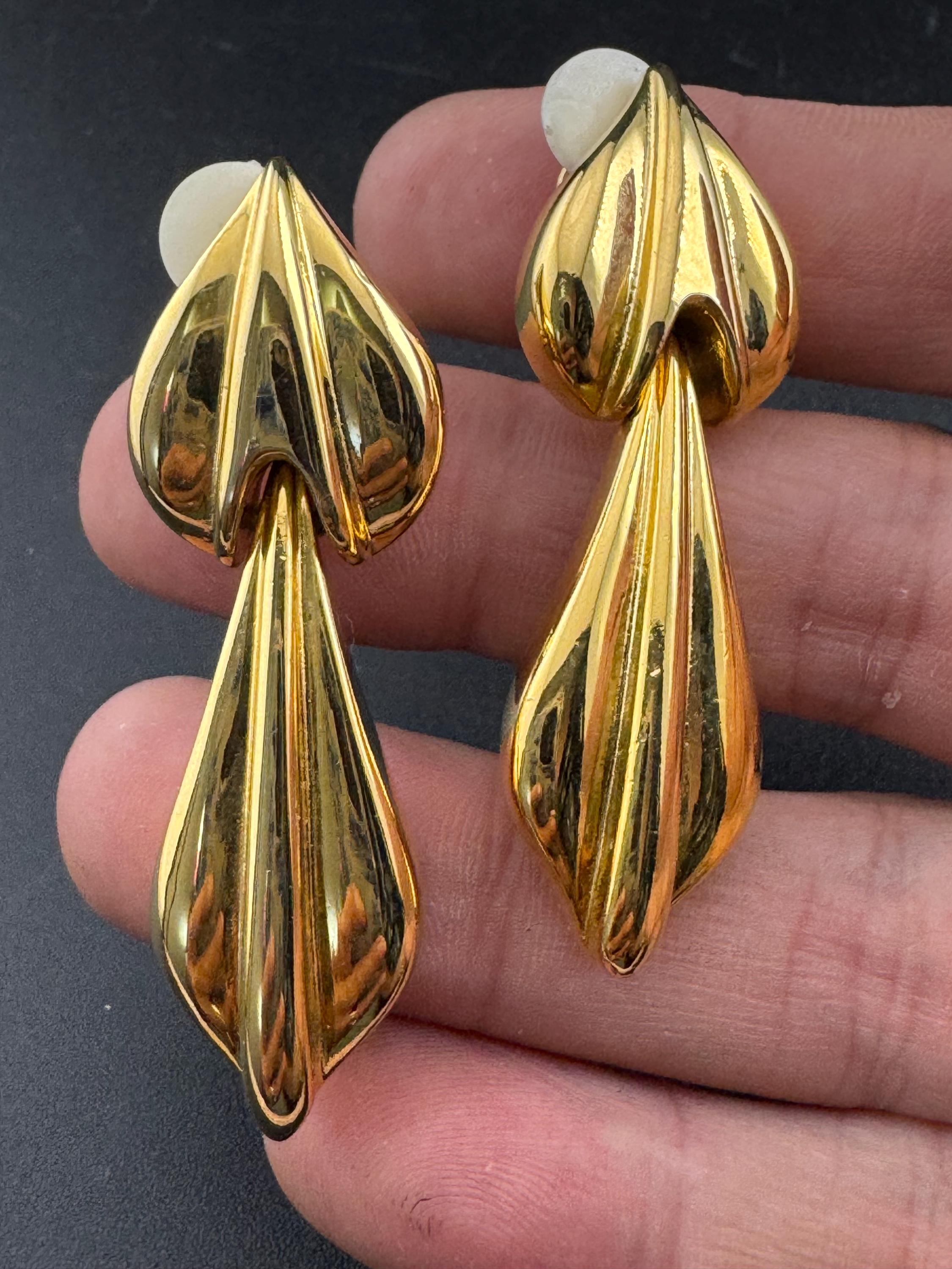 Vintage 80s high gloss slim gold tone door knocker dangly clip on earrings