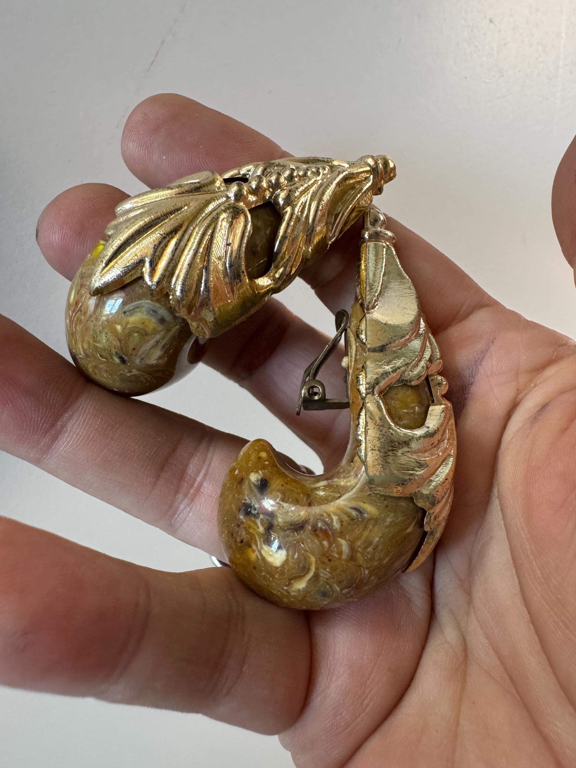 XL 6.5cm Vintage plastic oversized gold tone marbled brown tan clip on dangly drop earrings lightweight