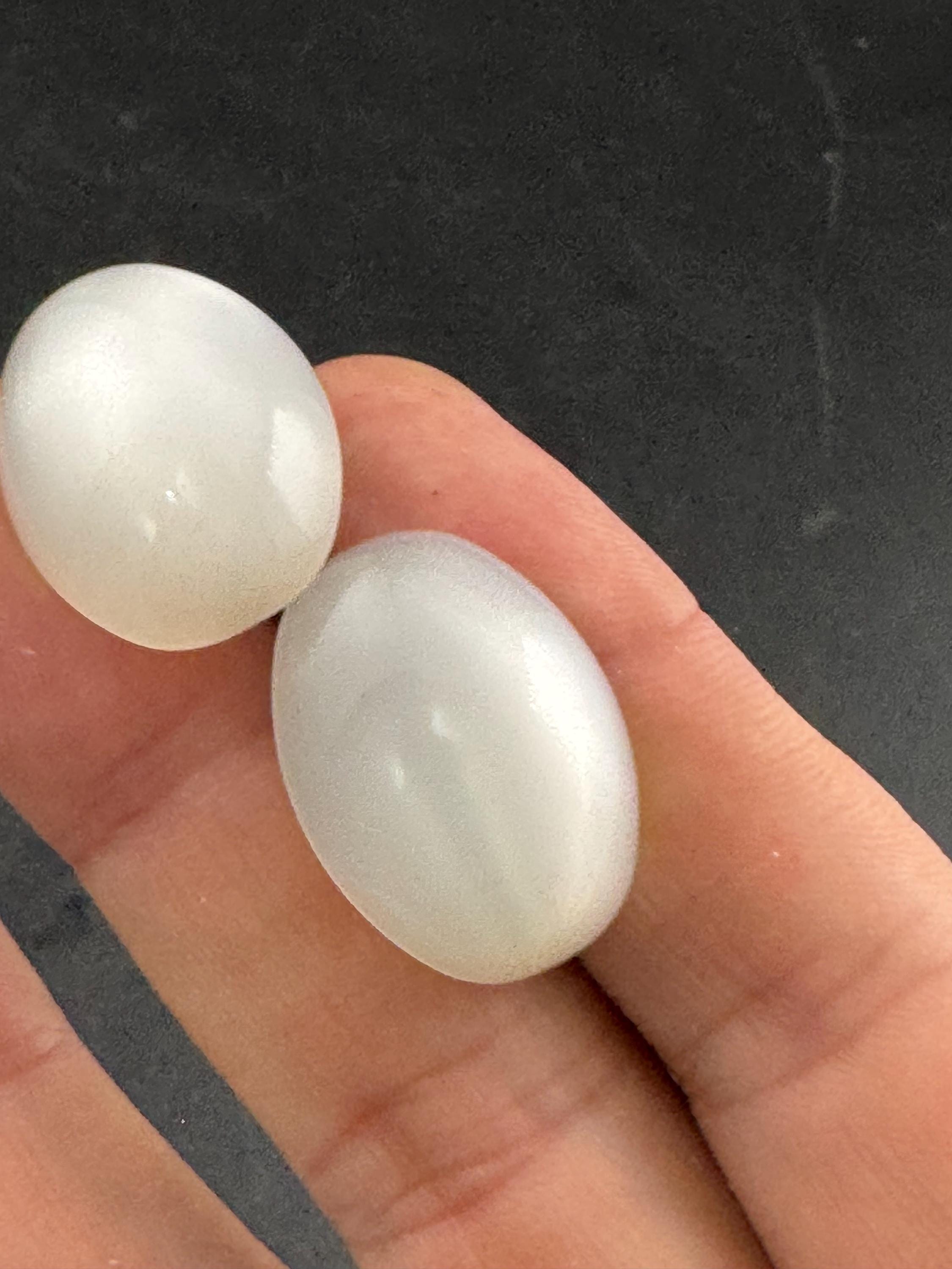 Signed RICHELIEU Vintage white pearlised lucite oval domed stud clip on earrings
