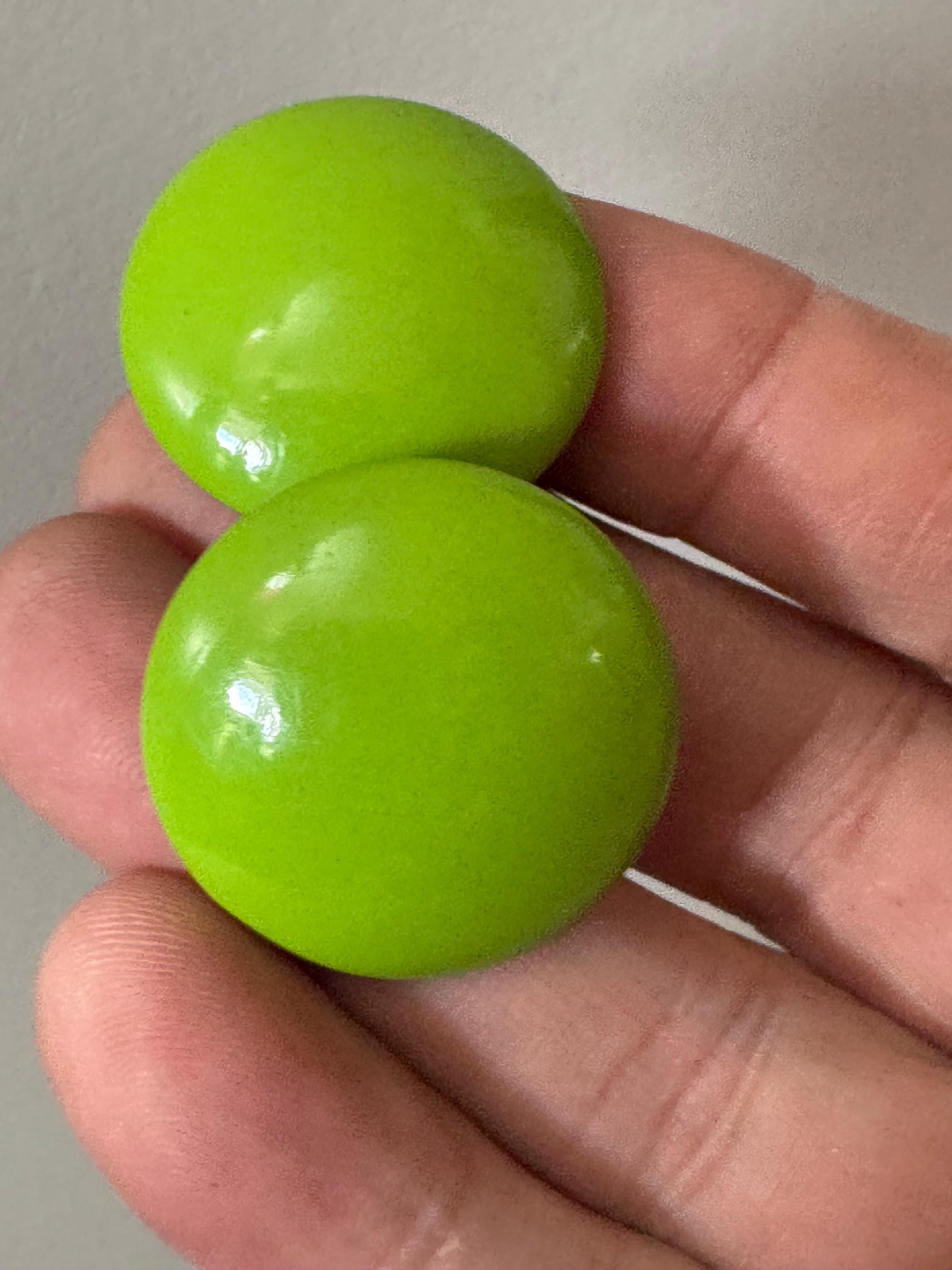 Vintage 2.5cm Plastic lime green low domed disc Button Stud clip on earrings