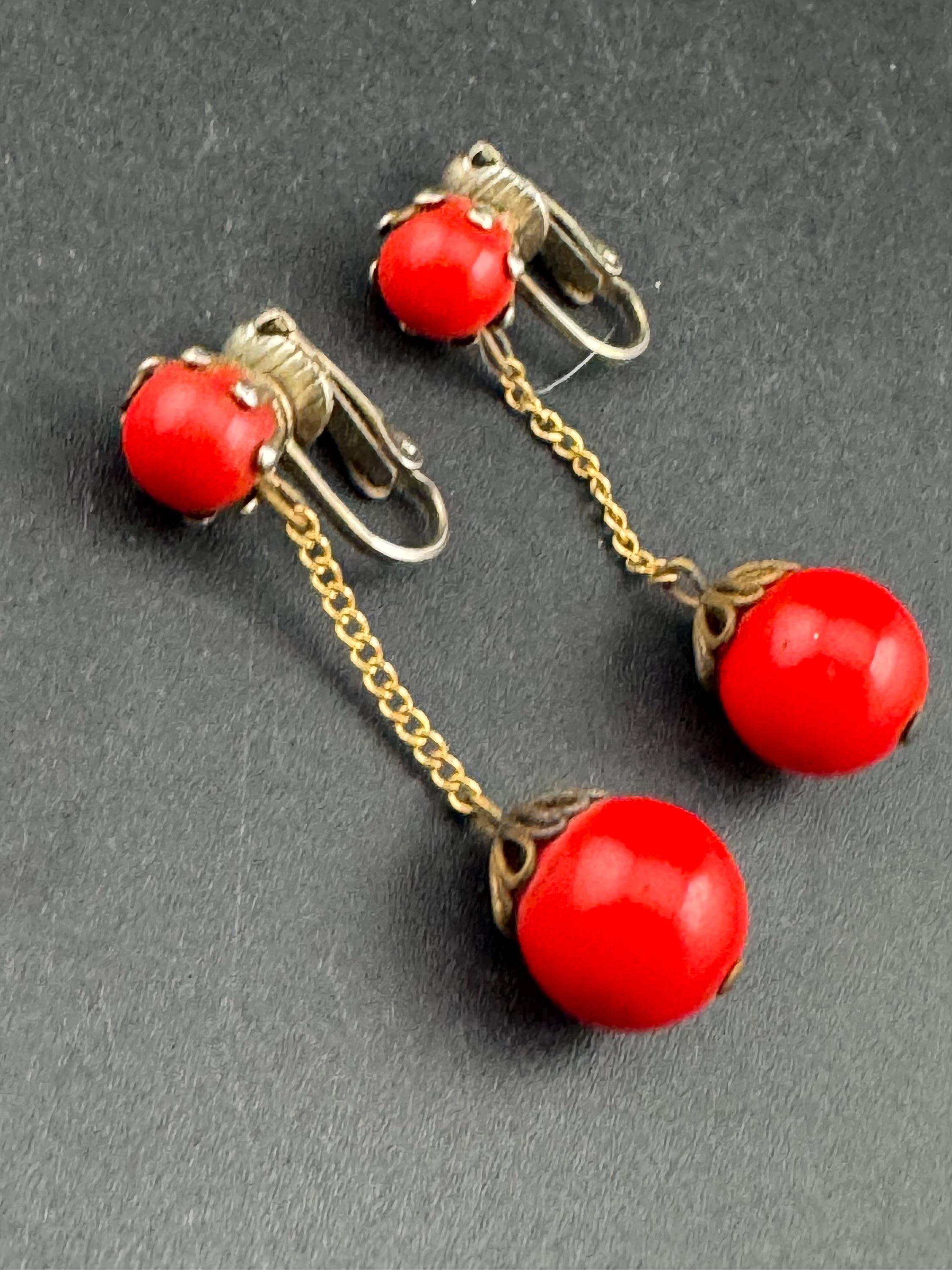Vintage 4cm Plastic bright red ball chain link dangly clip on earrings