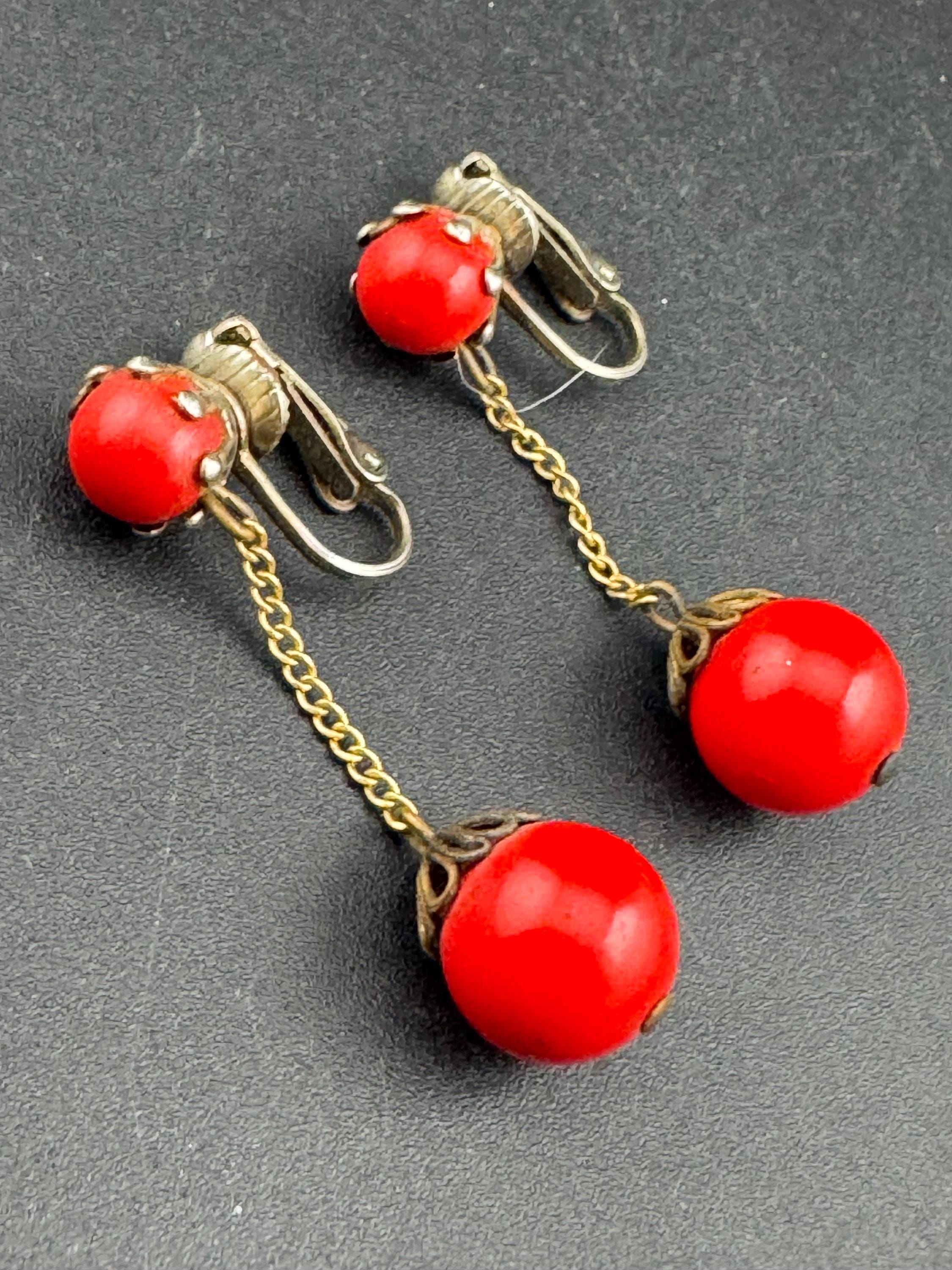 Vintage 4cm Plastic bright red ball chain link dangly clip on earrings