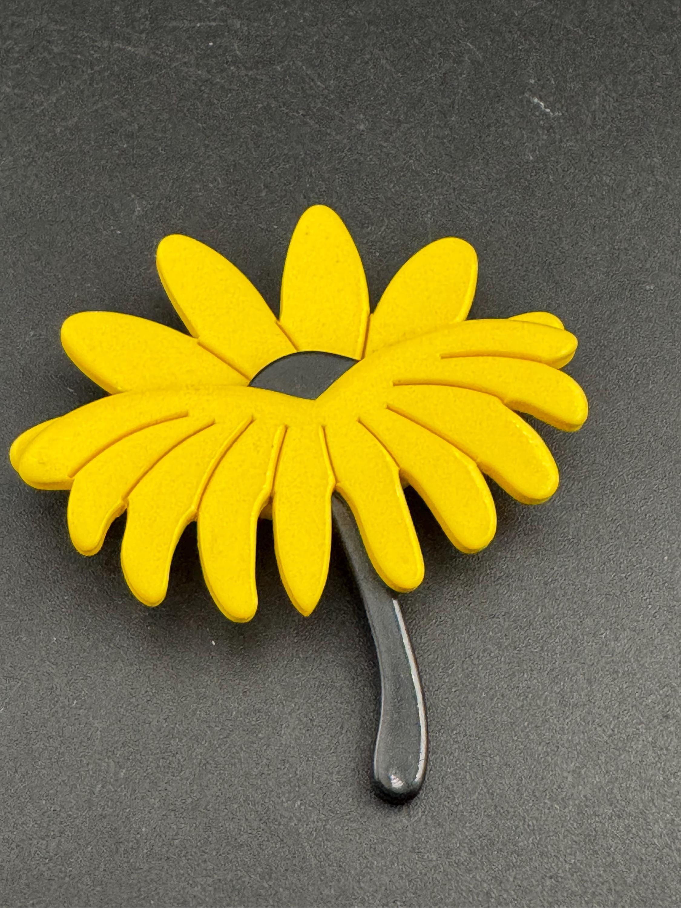 Vintage plastic large bright yellow floral daisy flower brooch, acrylic 6cm