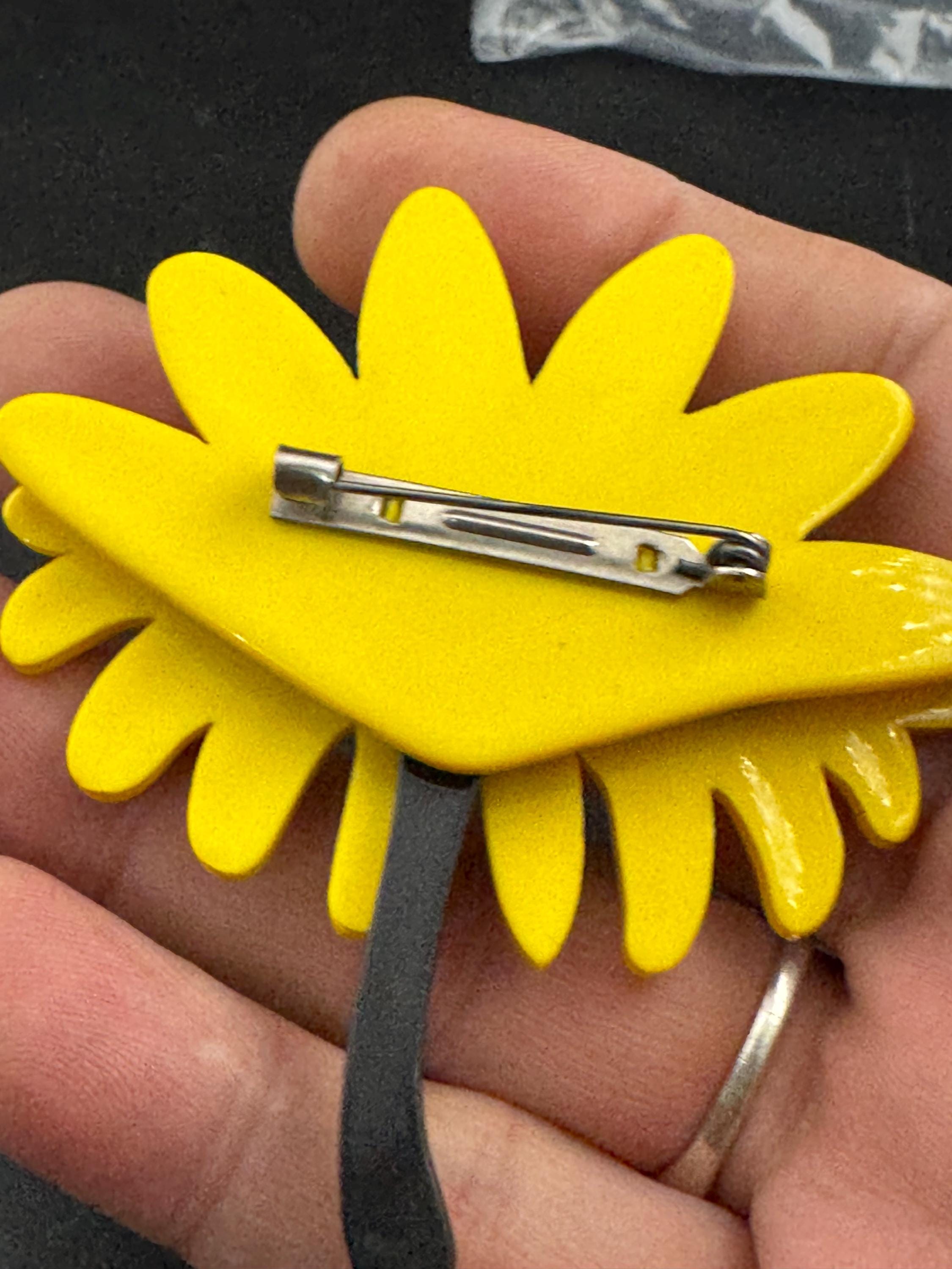Vintage plastic large bright yellow floral daisy flower brooch, acrylic 6cm