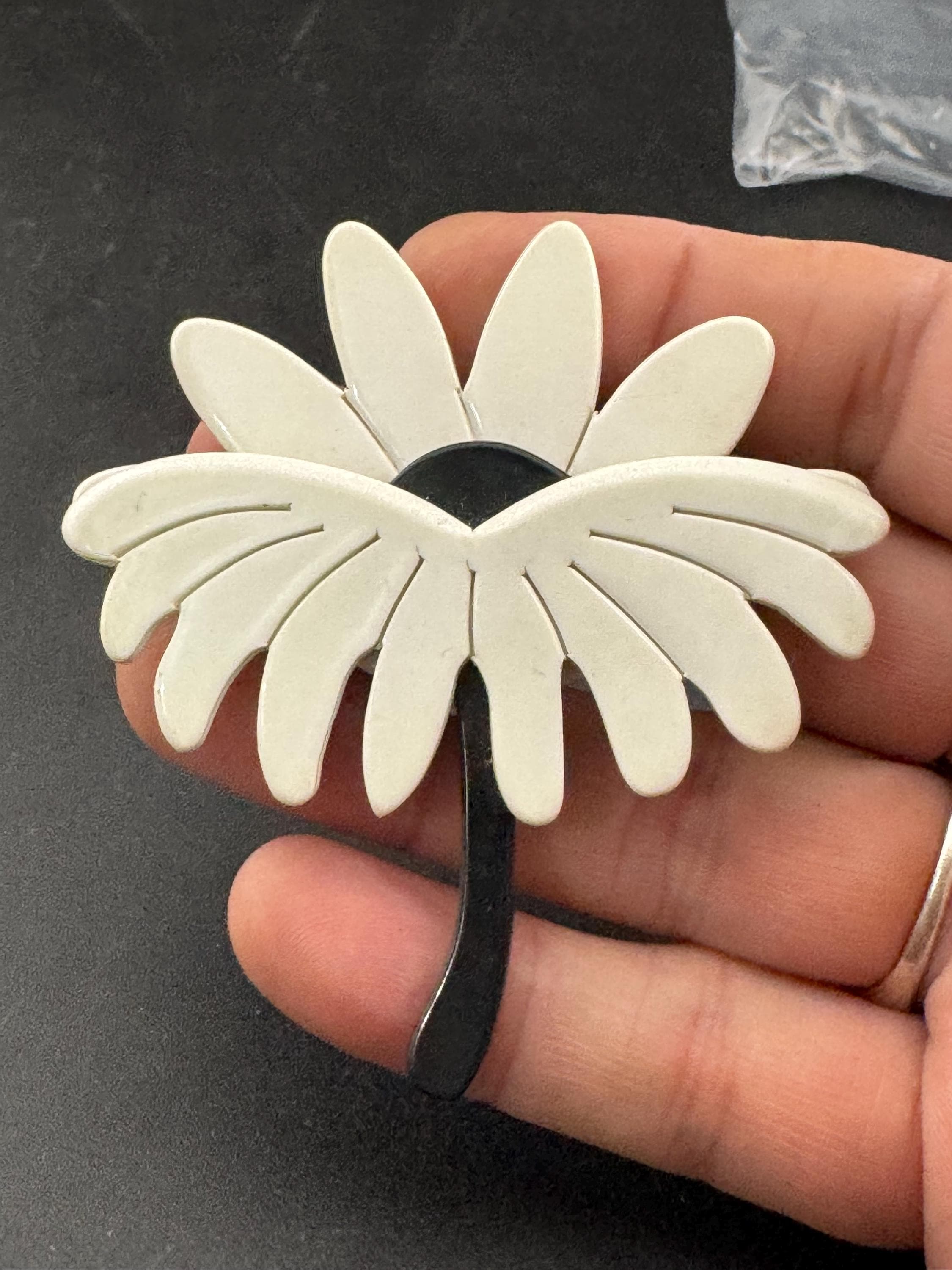 Vintage plastic large white floral daisy flower brooch, acrylic 6cm