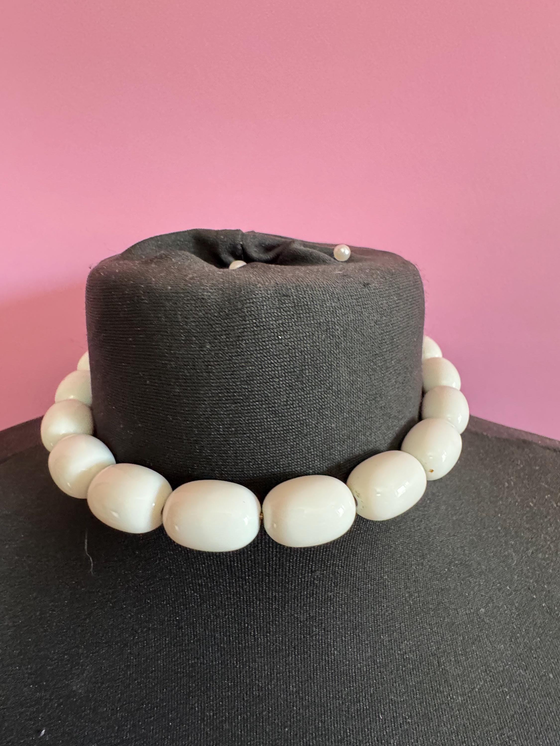 Vintage chunky white plastic beaded short collar choker necklace 42cm