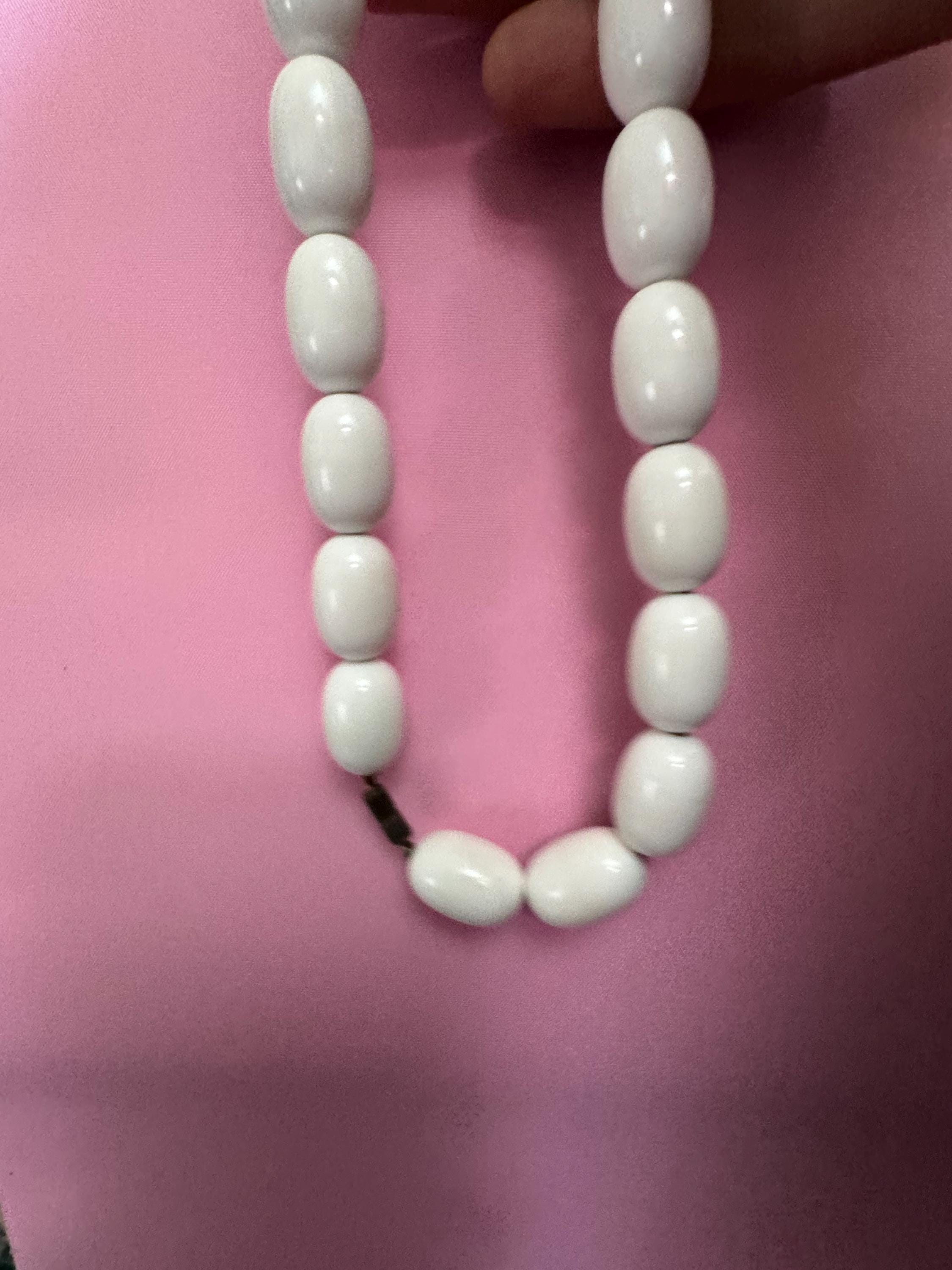 Vintage chunky white plastic beaded short collar choker necklace 42cm