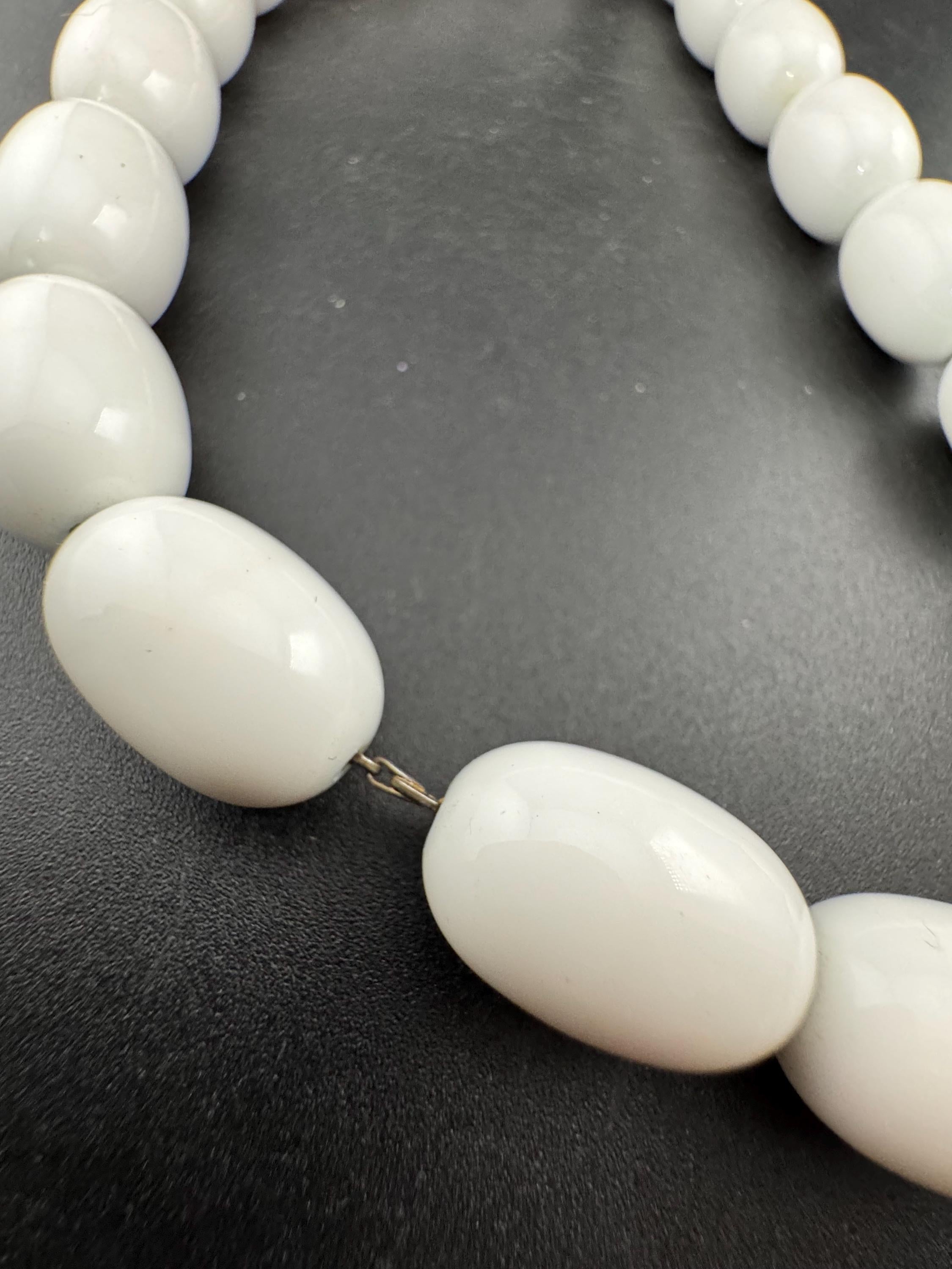 Vintage chunky white plastic beaded short collar choker necklace 42cm