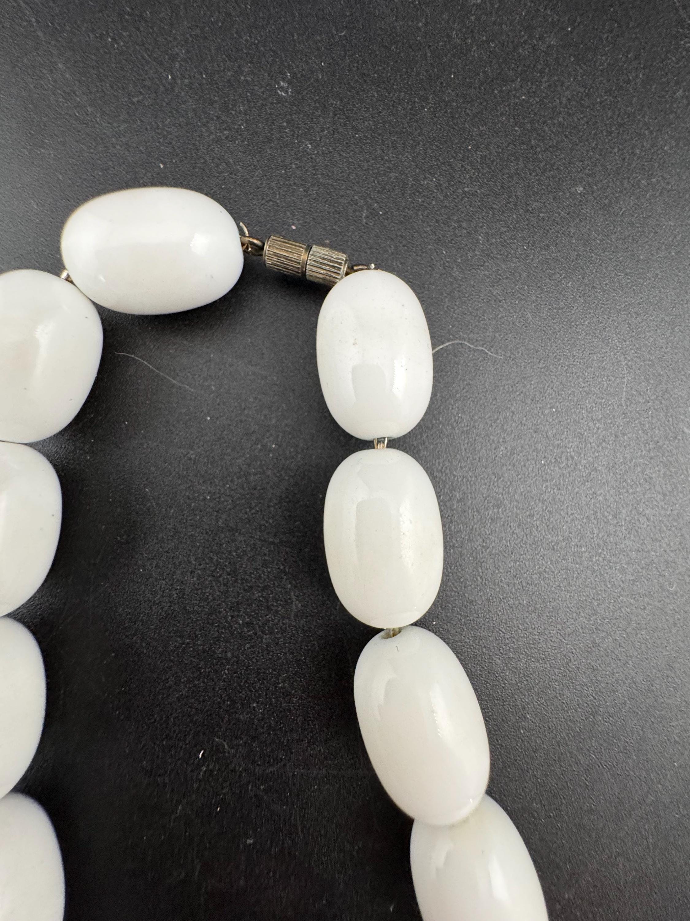 Vintage chunky white plastic beaded short collar choker necklace 42cm