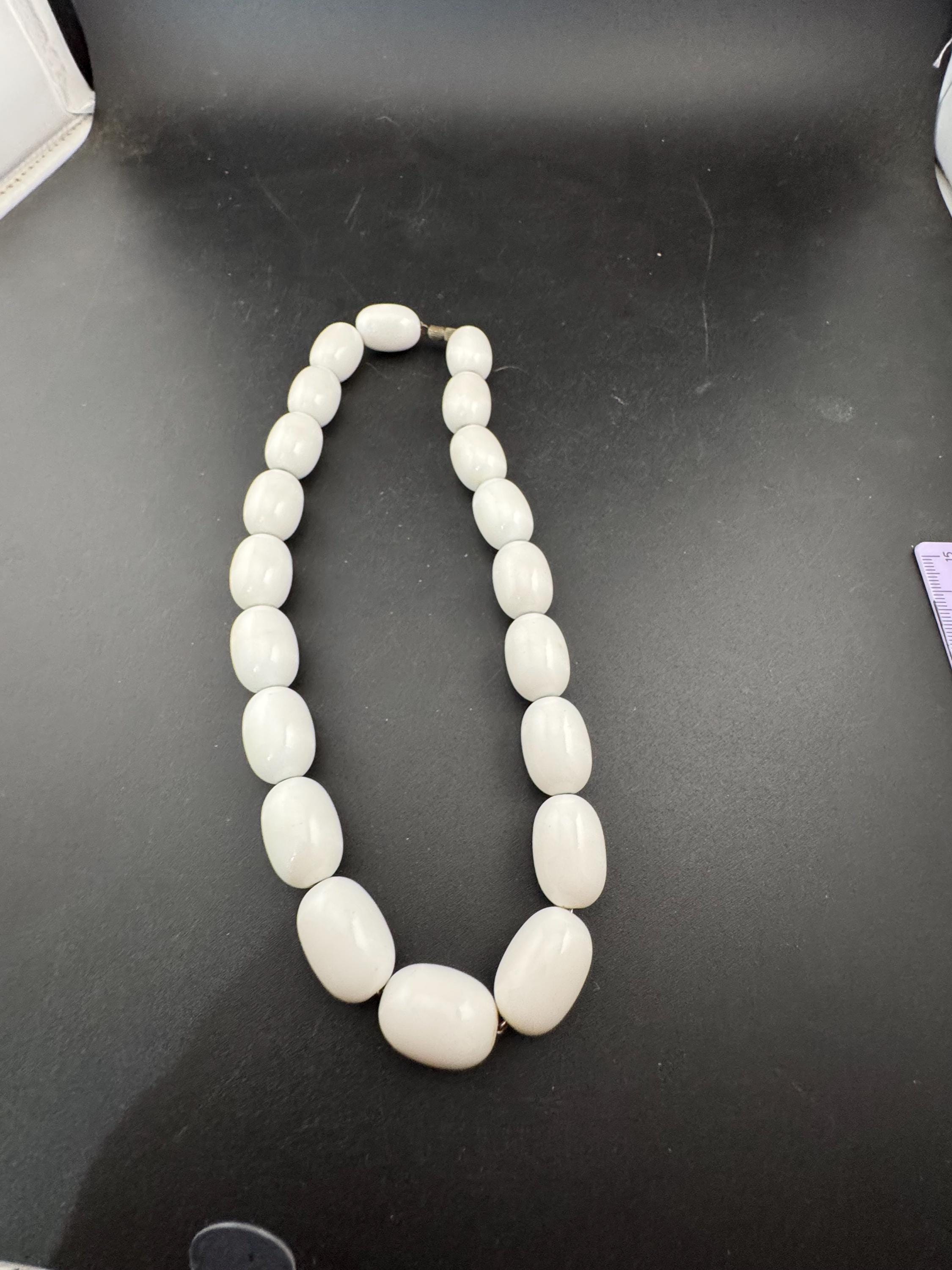 Vintage chunky white plastic beaded short collar choker necklace 42cm